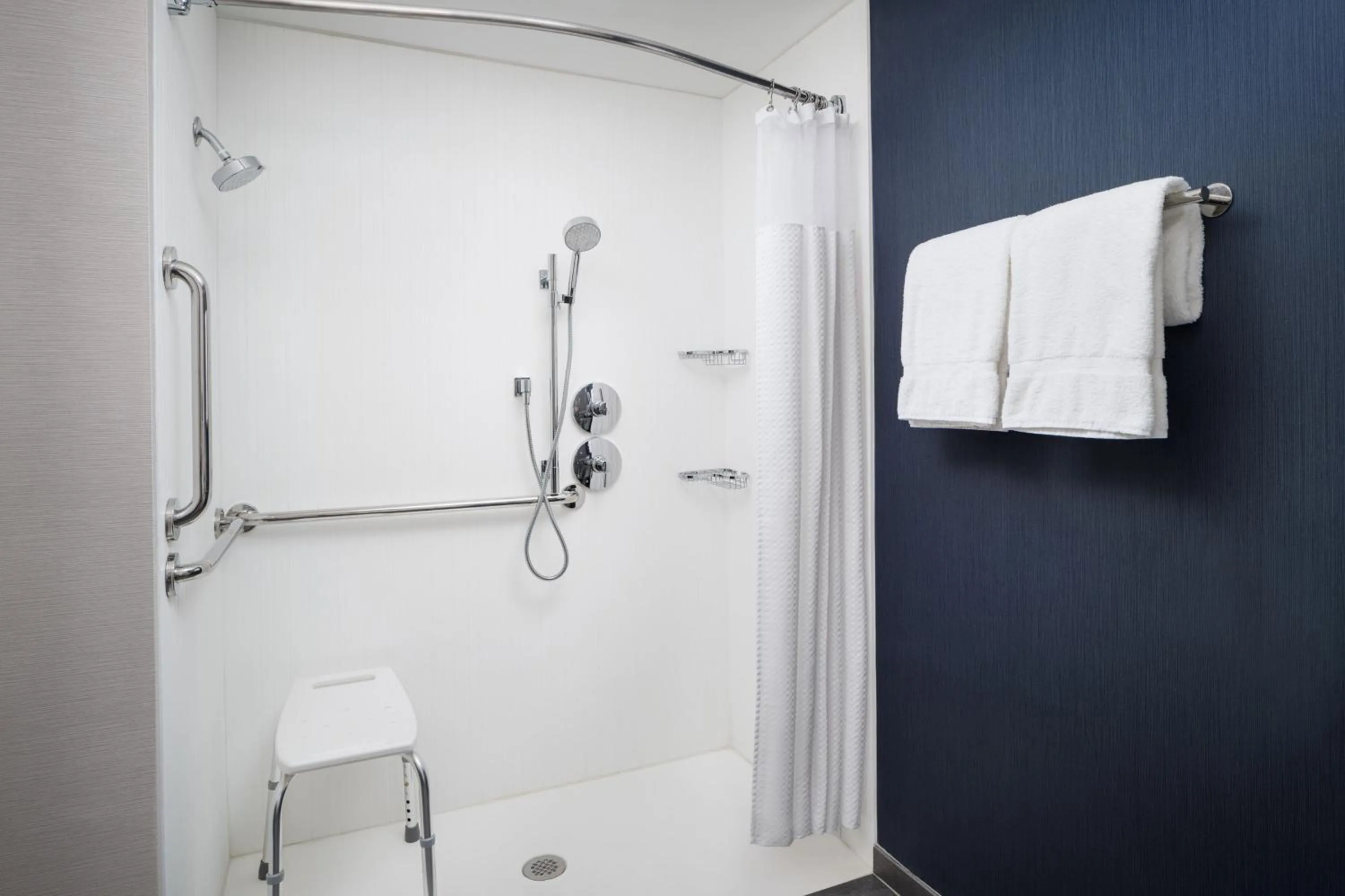 Bathroom in Courtyard Columbus Worthington