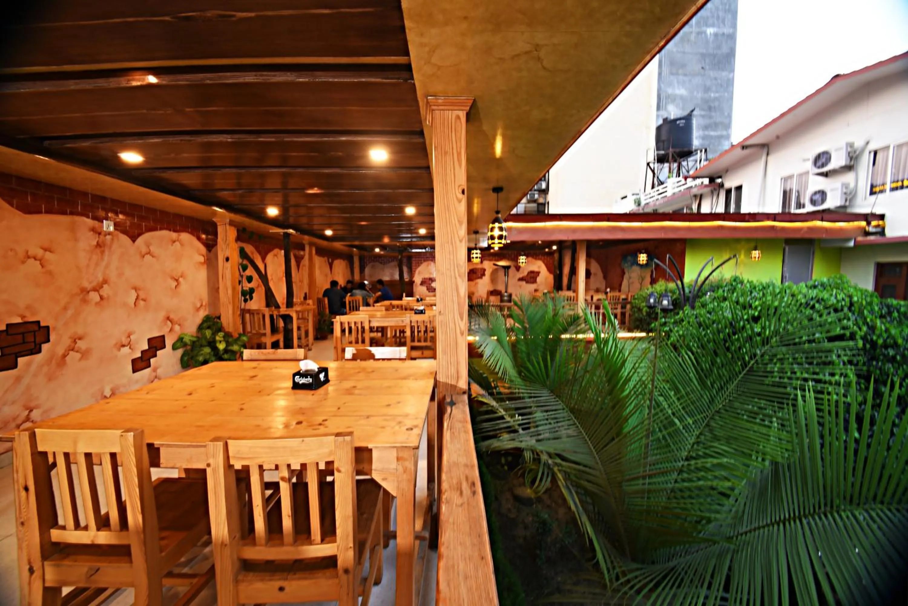 Restaurant/places to eat in Hotel Thamel Park