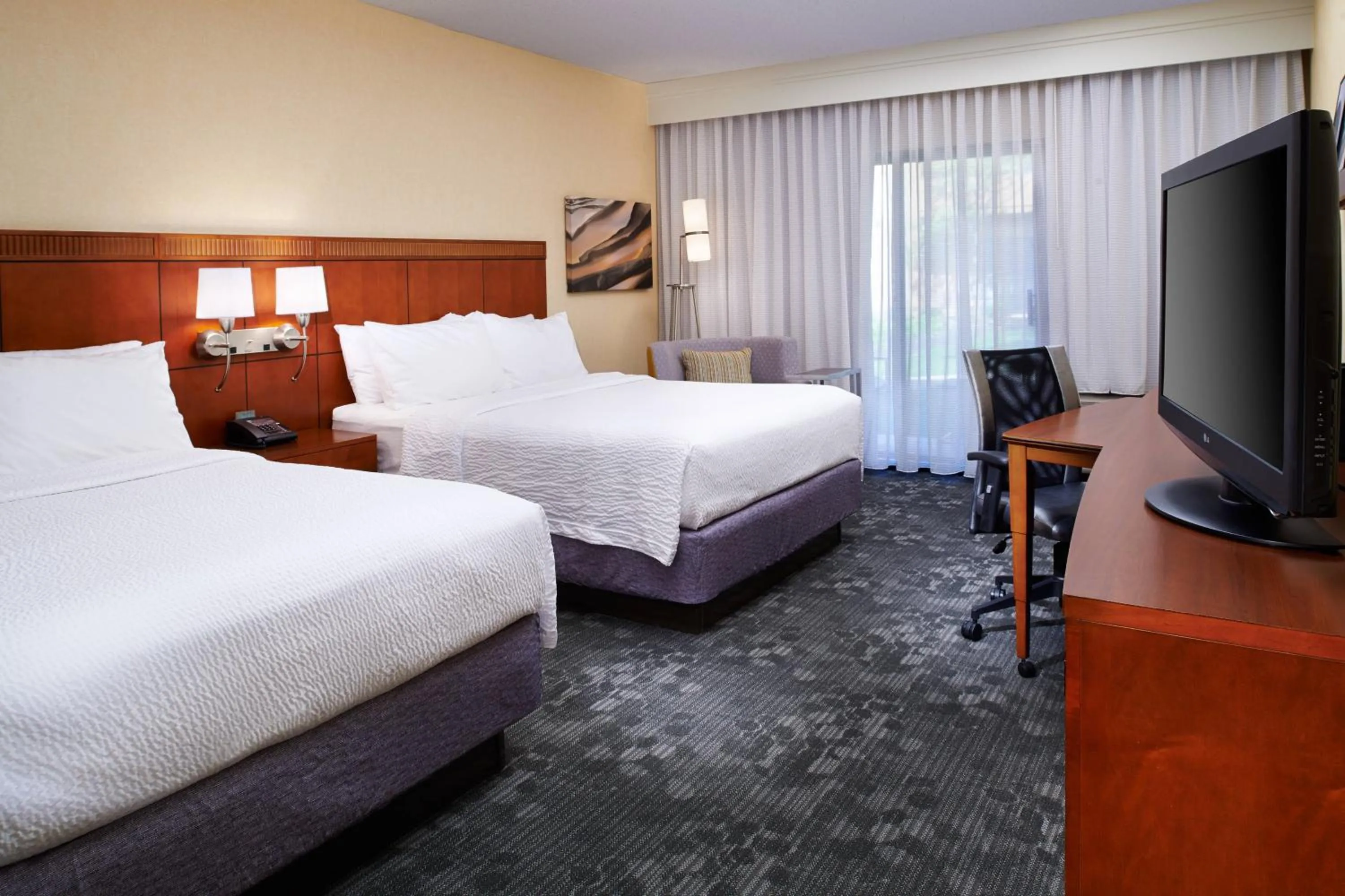 Photo of the whole room, Bed in Courtyard Columbus Dublin