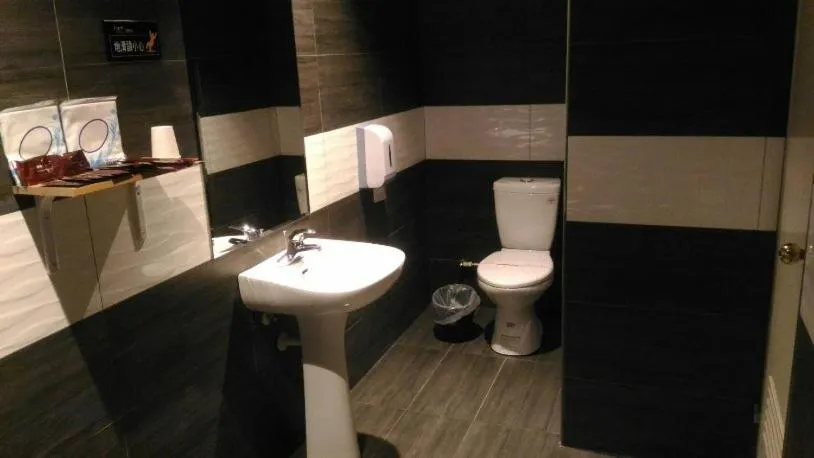 Toilet in Roppongi Motel