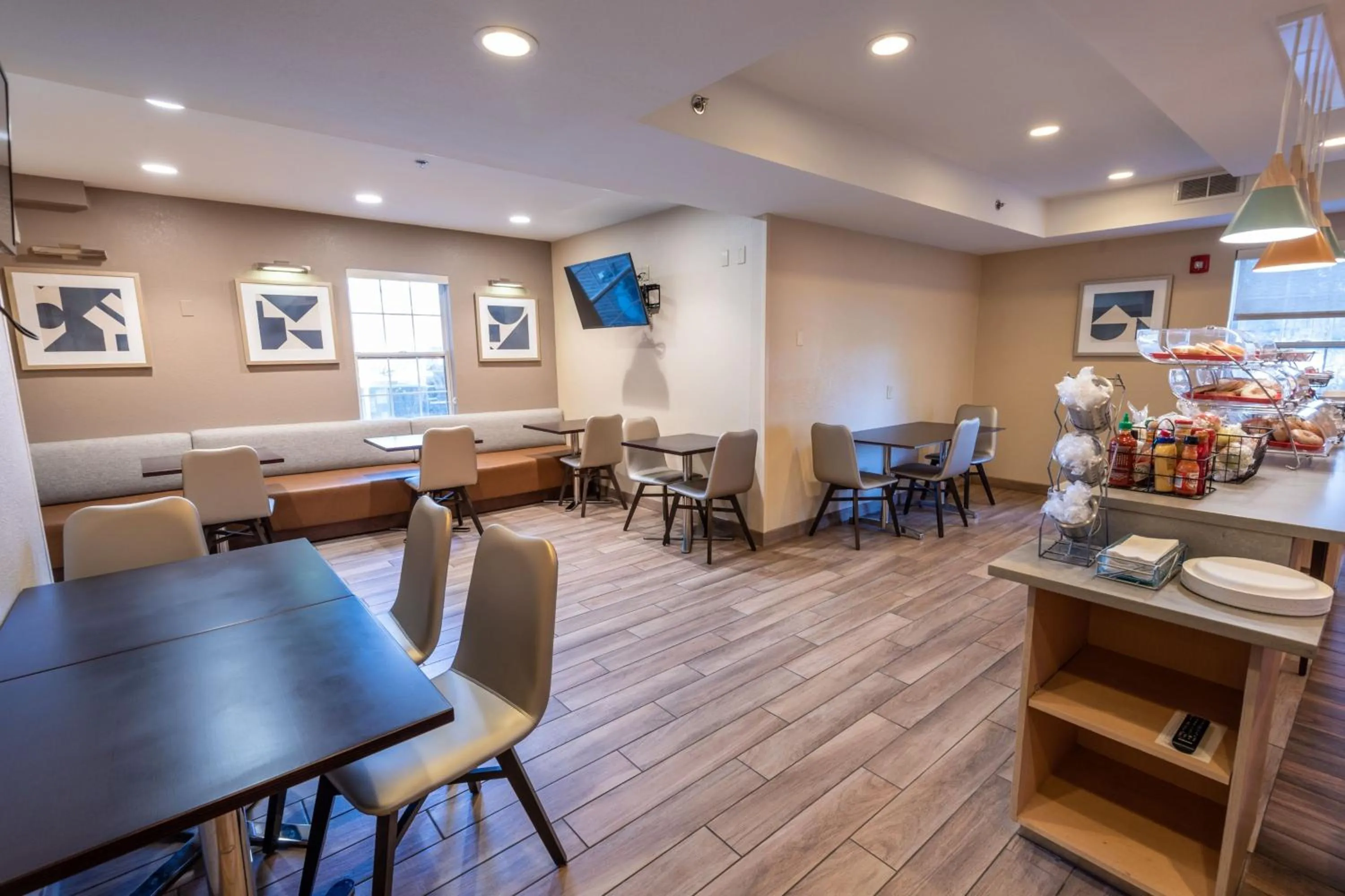 Restaurant/places to eat in TownePlace Suites Columbus Airport Gahanna
