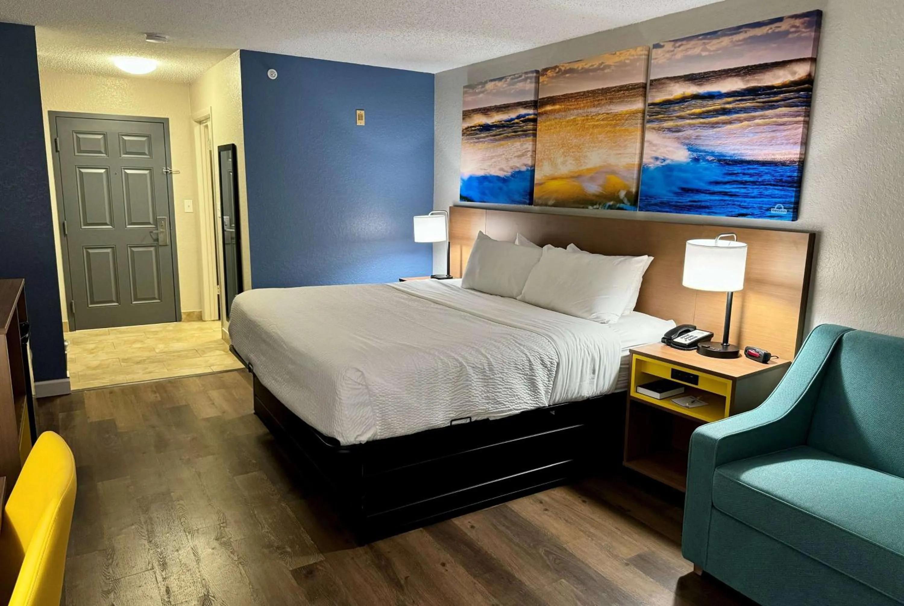 Photo of the whole room, Bed in Days Inn by Wyndham Sarasota I-75