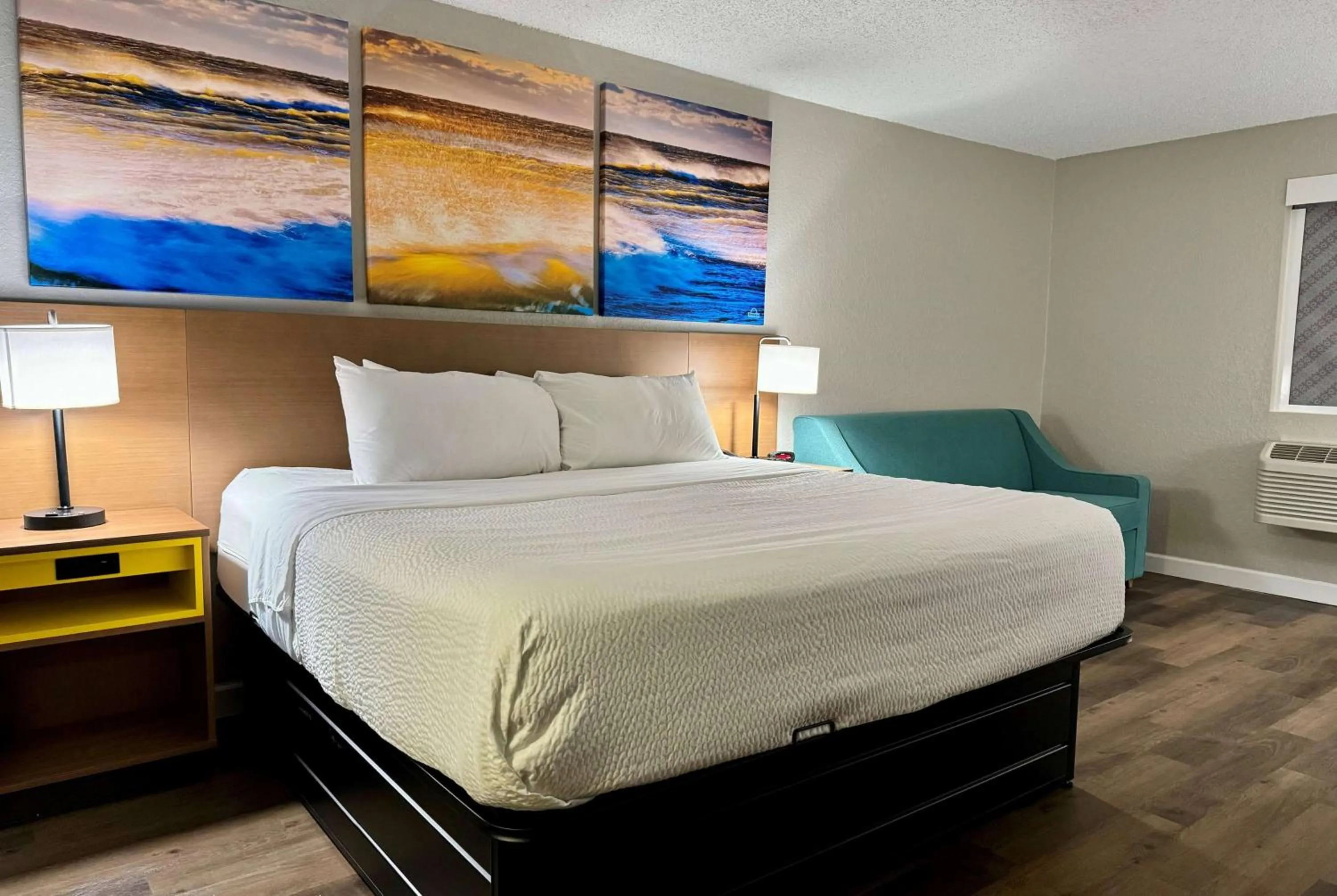 Photo of the whole room, Bed in Days Inn by Wyndham Sarasota I-75