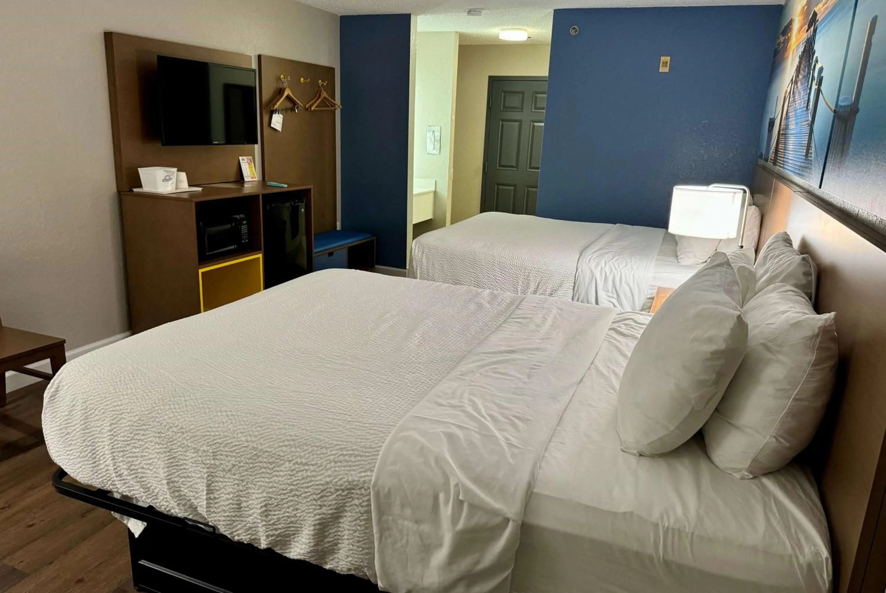 Photo of the whole room, Bed in Days Inn by Wyndham Sarasota I-75