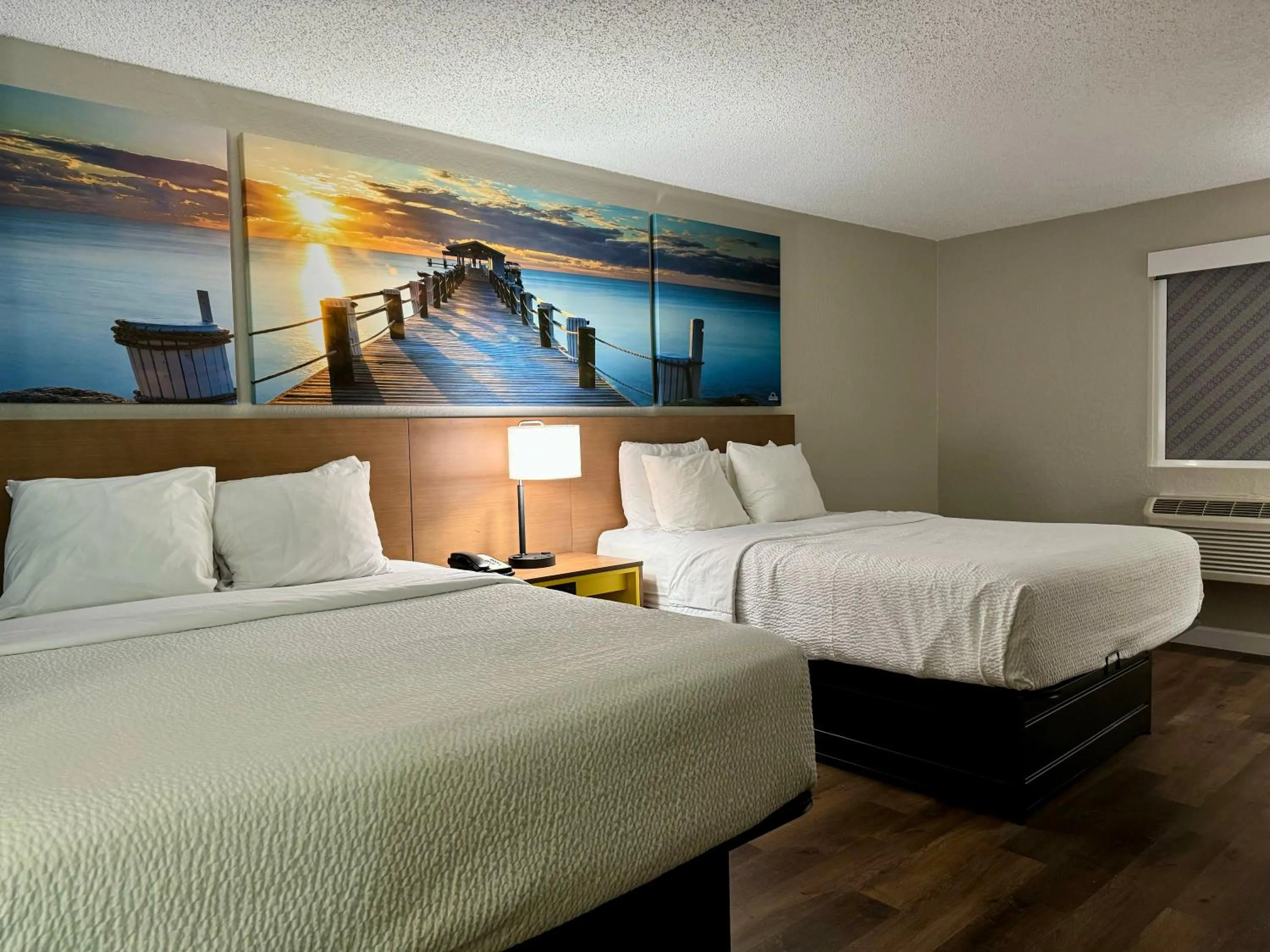 Bedroom, Bed in Days Inn by Wyndham Sarasota I-75