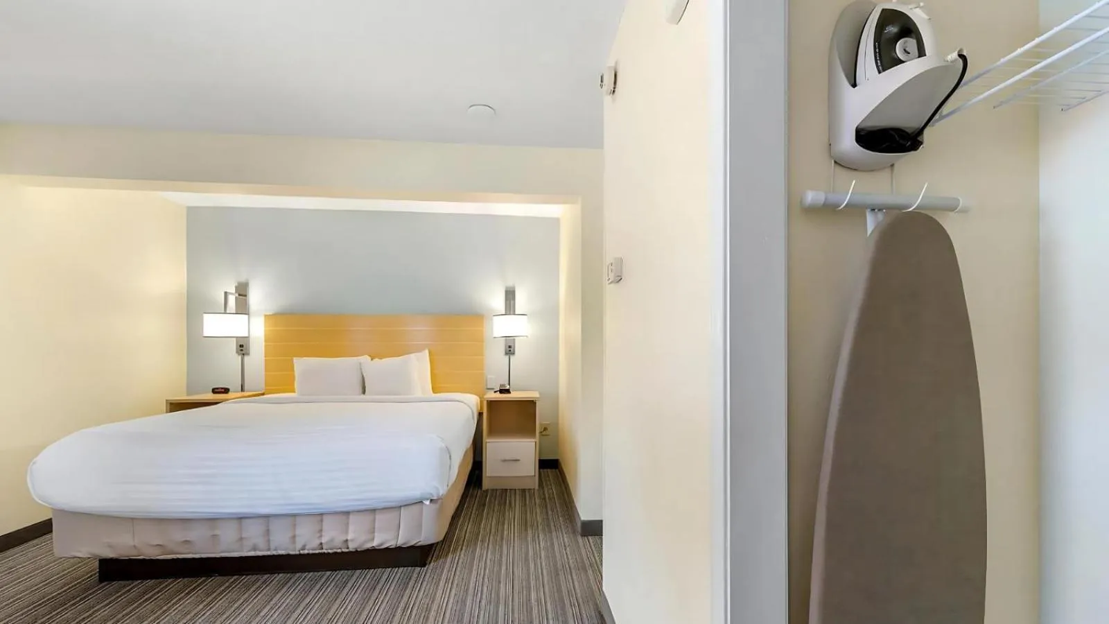 Bed in Sonesta ES Suites Cincinnati - Sharonville West