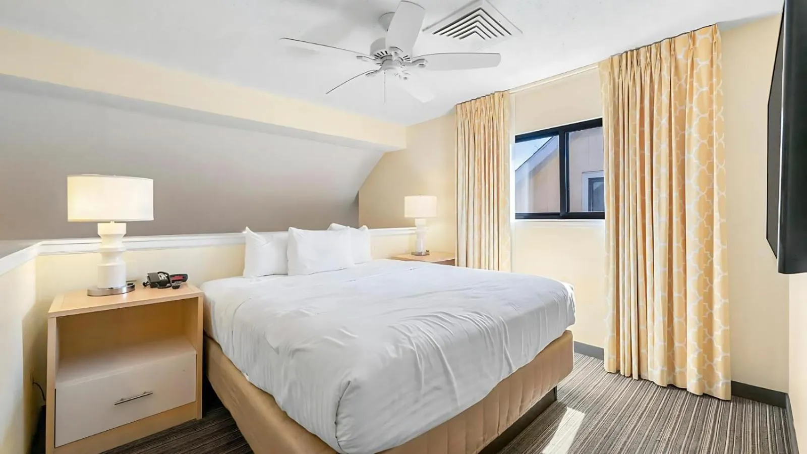 Bed in Sonesta ES Suites Cincinnati - Sharonville West