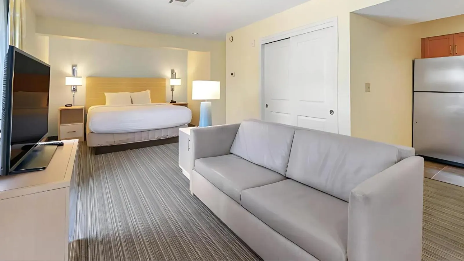 Bed in Sonesta ES Suites Cincinnati - Sharonville West