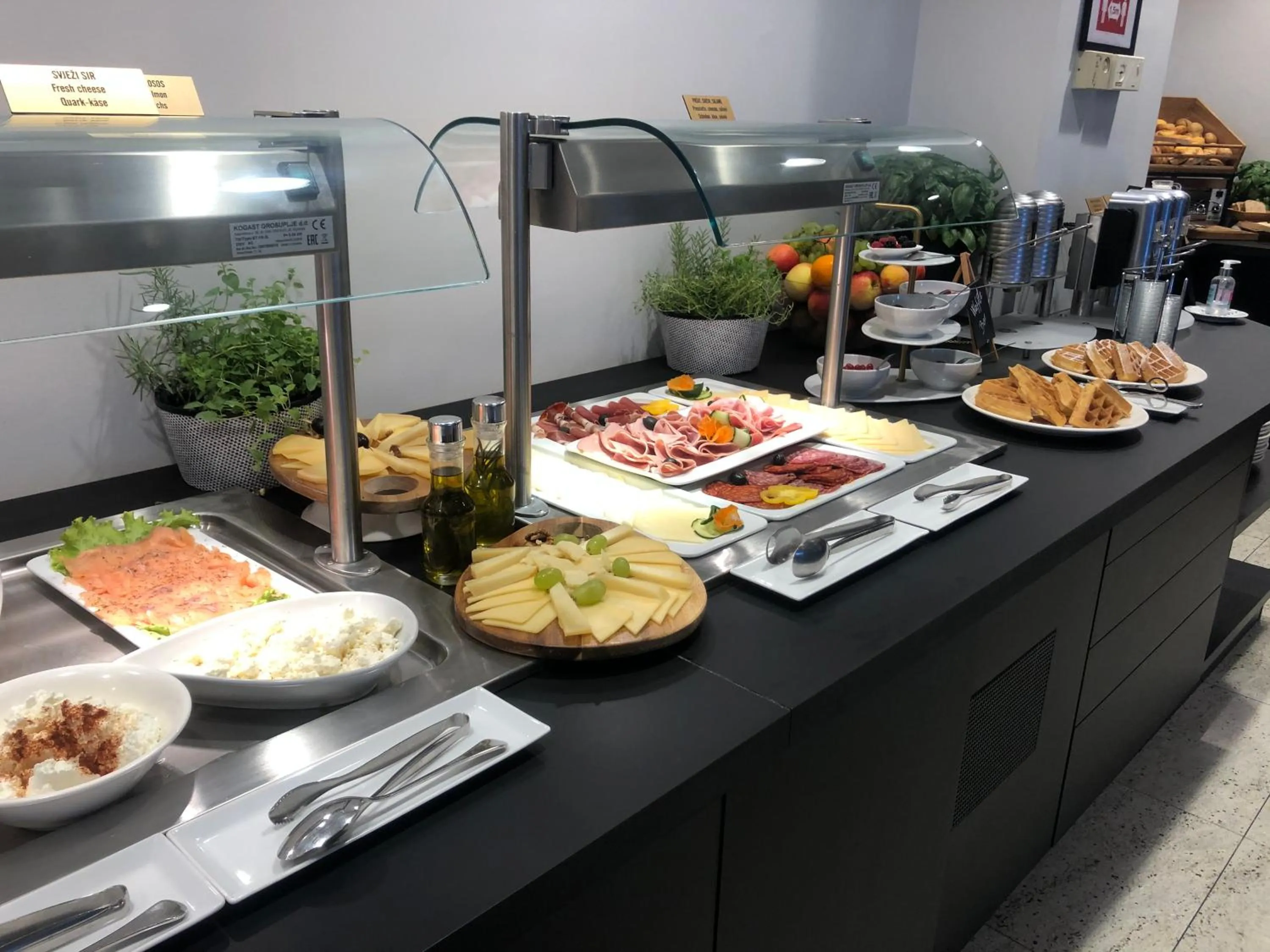 Breakfast in Aparthotel Milenij