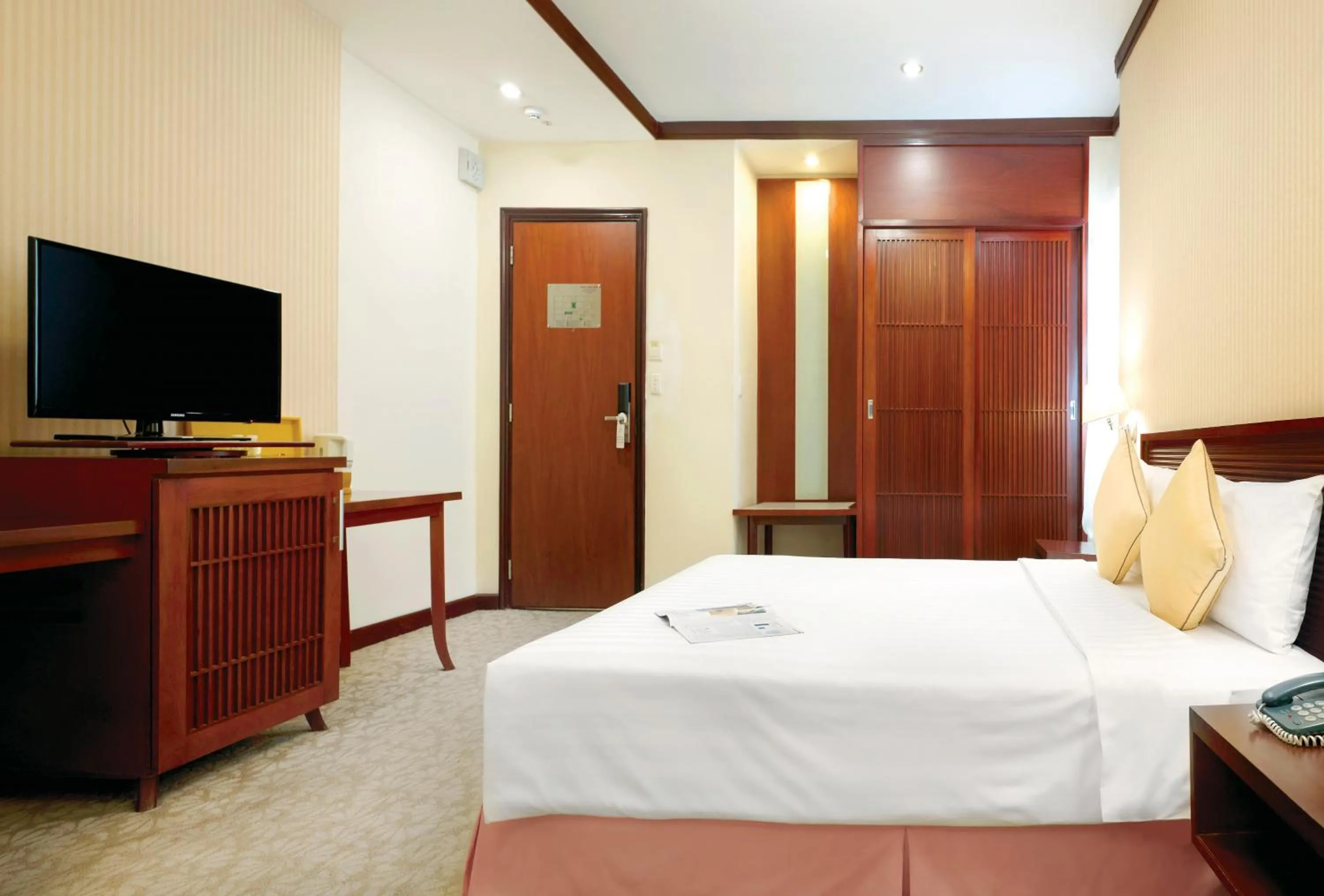 Bedroom, Bed in Bong Sen Hotel Saigon