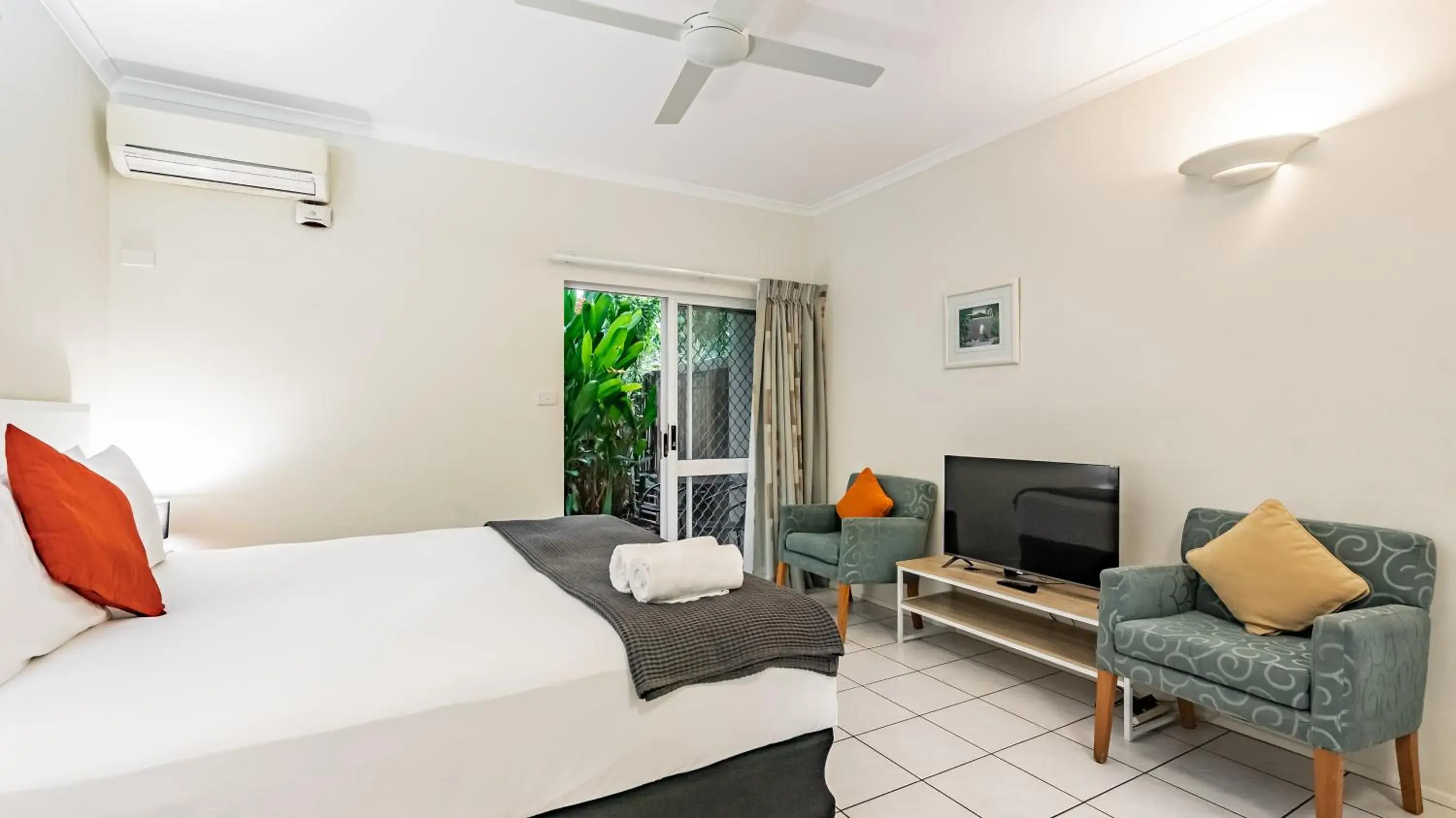 Bed in Trinity Beach Pacific Bed in Trinity Beach Pacific