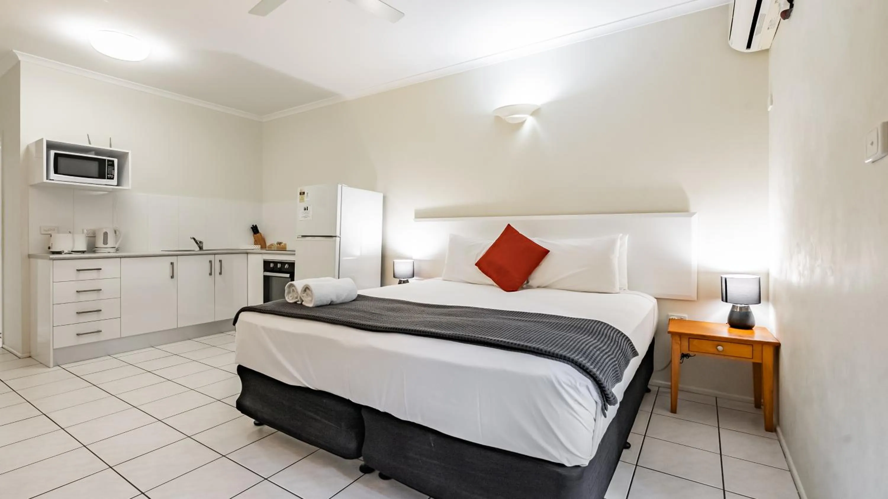 Bed in Trinity Beach Pacific