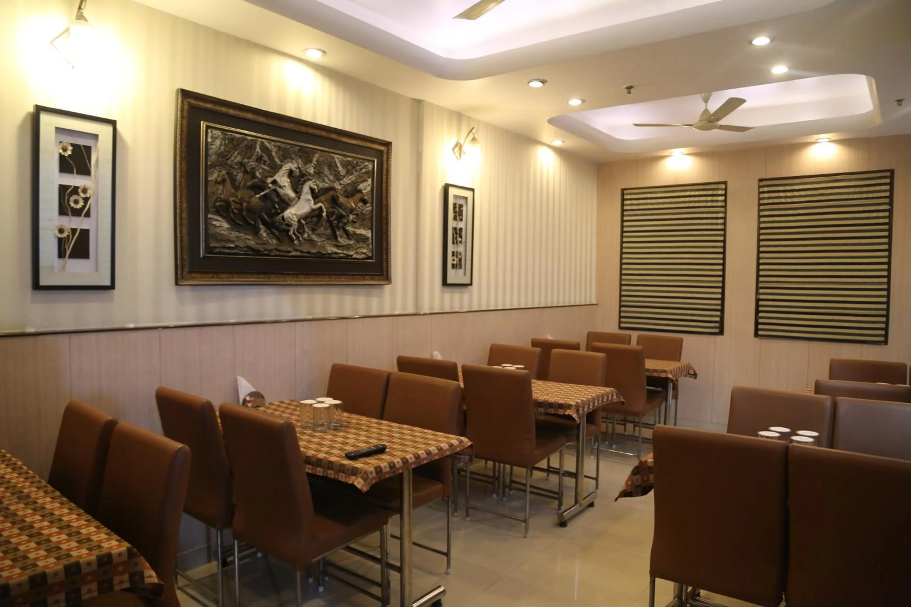 Restaurant/places to eat in Hotel Aster Inn New Delhi
