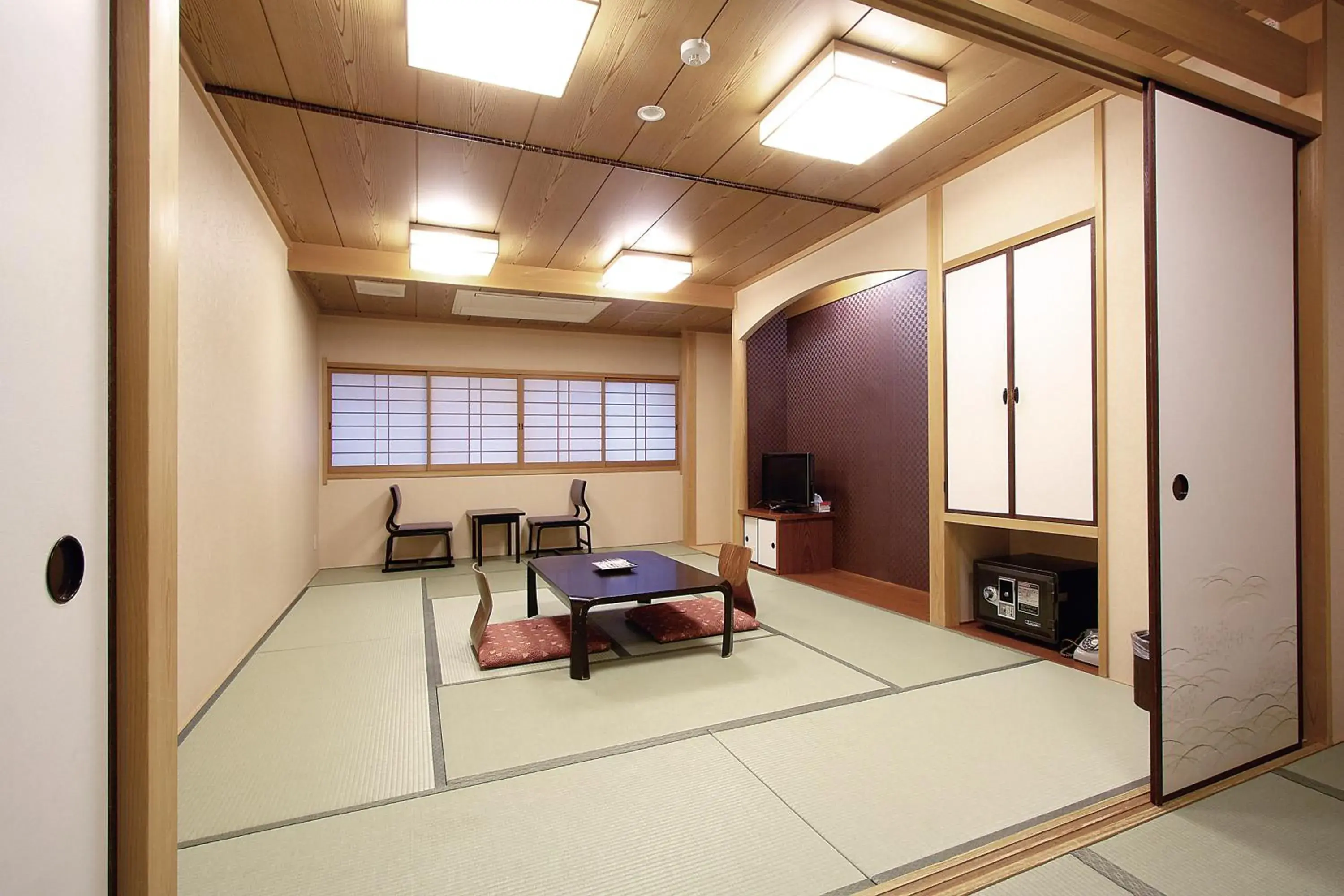 Photo of the whole room, Seating Area in Ryokan Sanoya Hotel