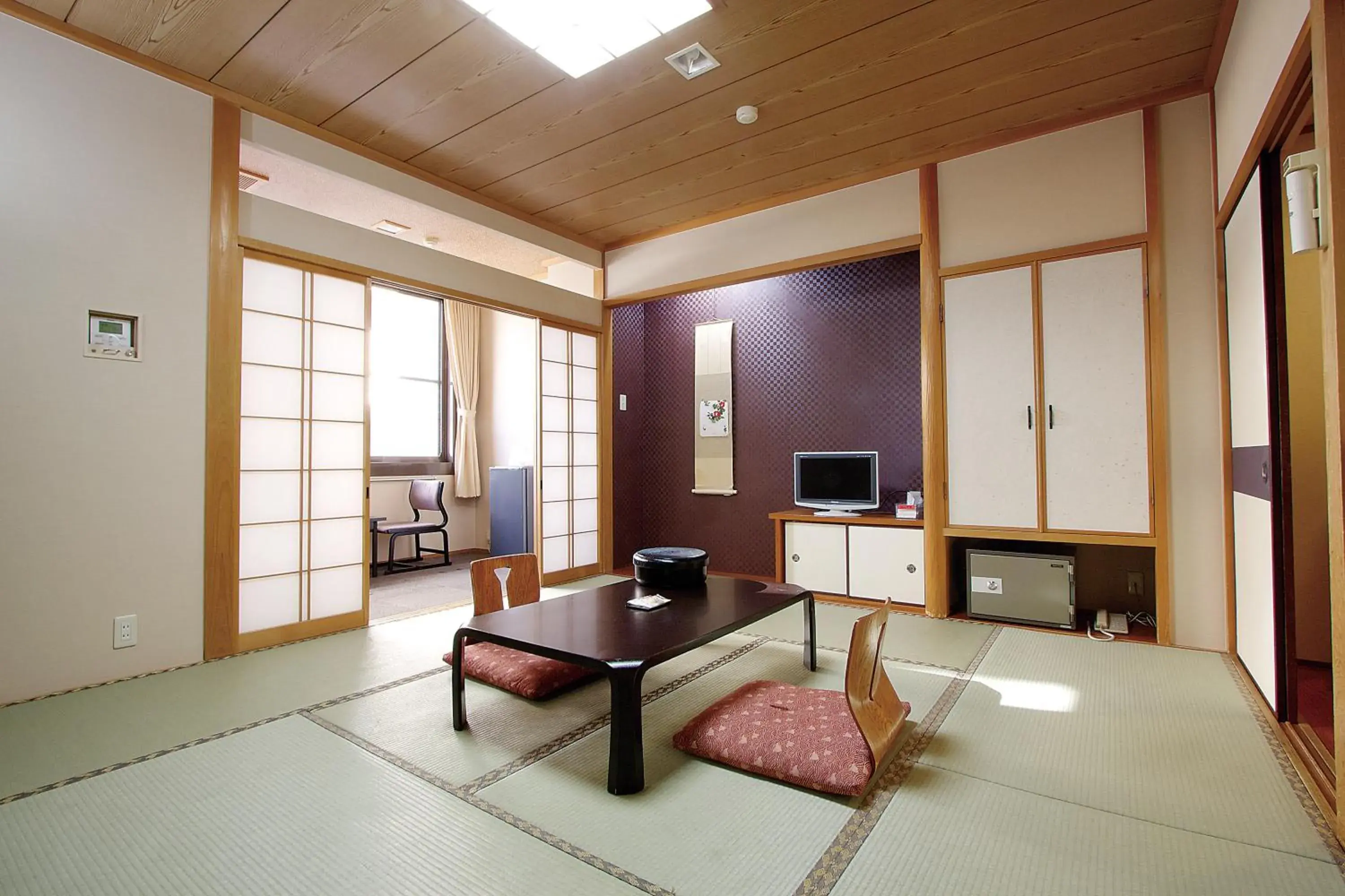 Photo of the whole room, Seating Area in Ryokan Sanoya Hotel