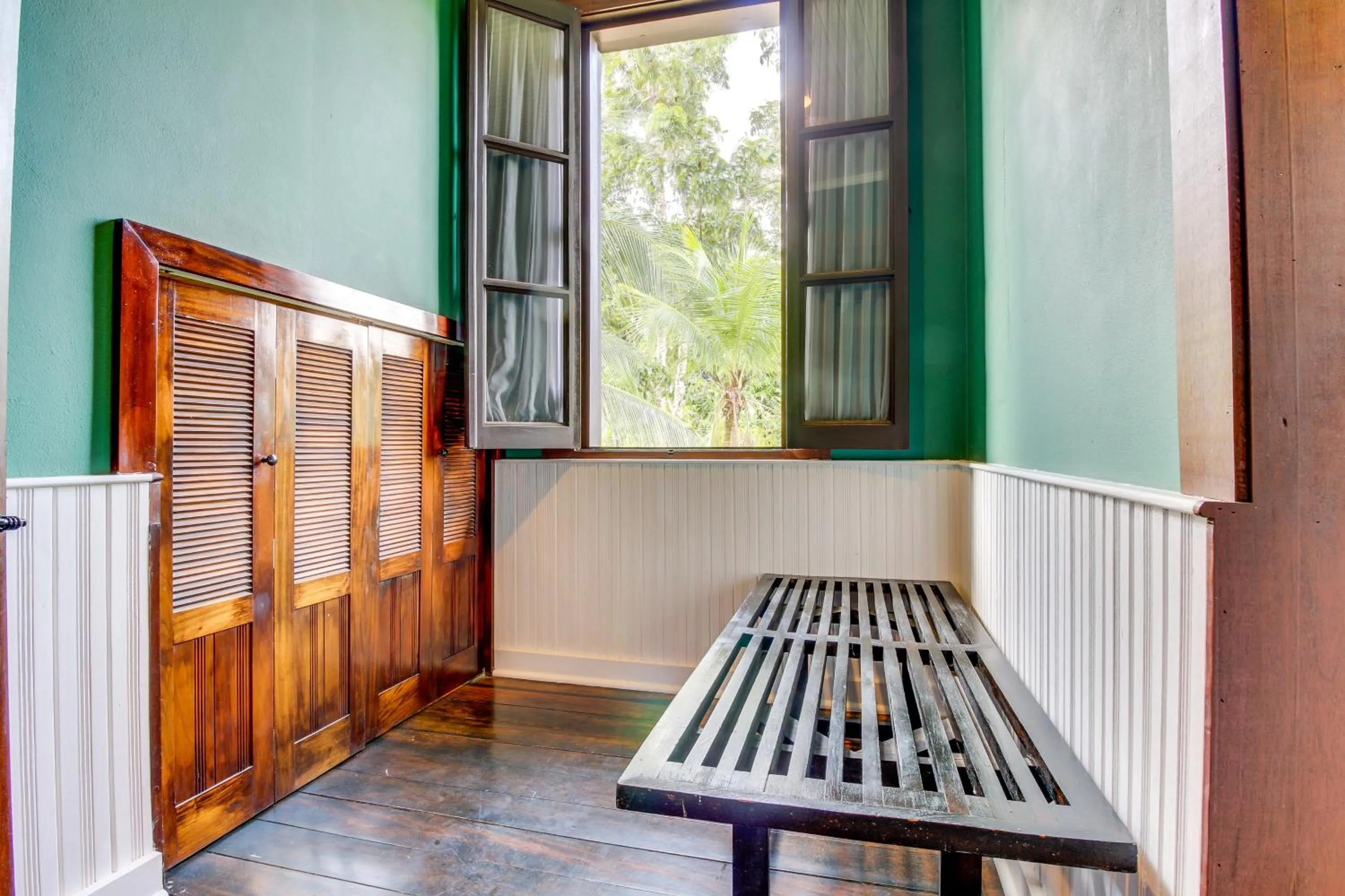 Colonial Suite @ Mahogany Hall