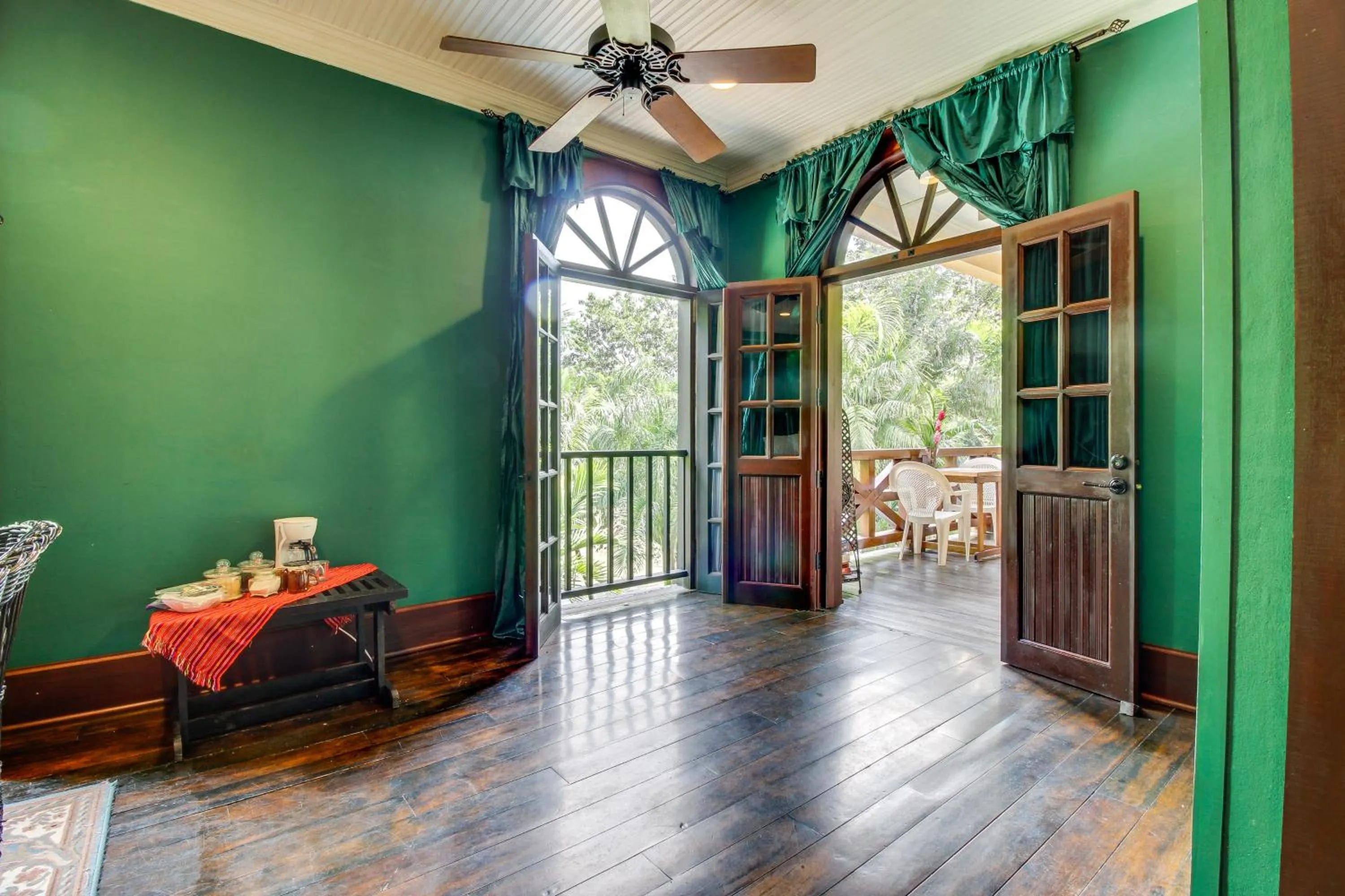 Colonial Suite @ Mahogany Hall