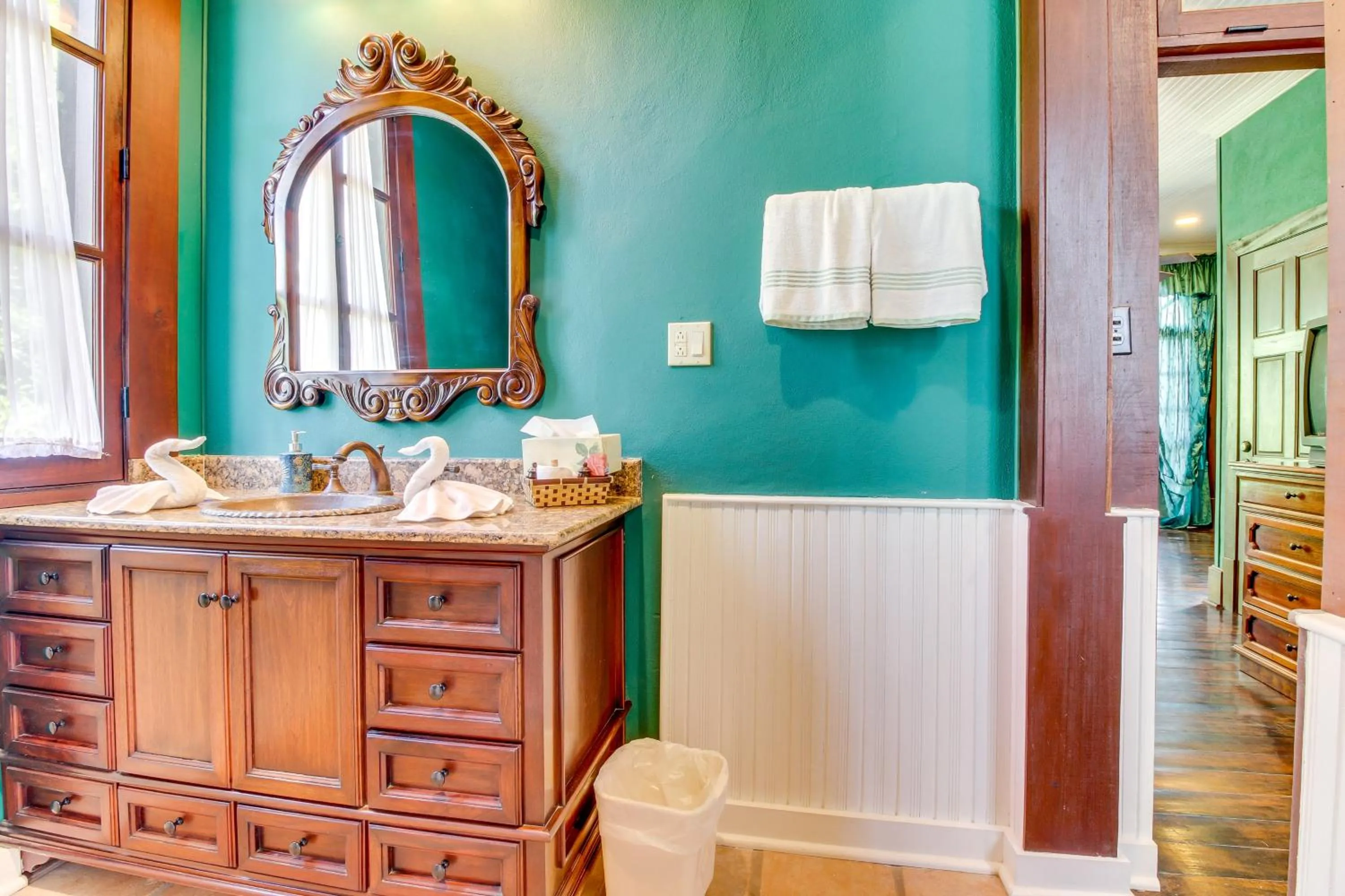 Colonial Suite @ Mahogany Hall