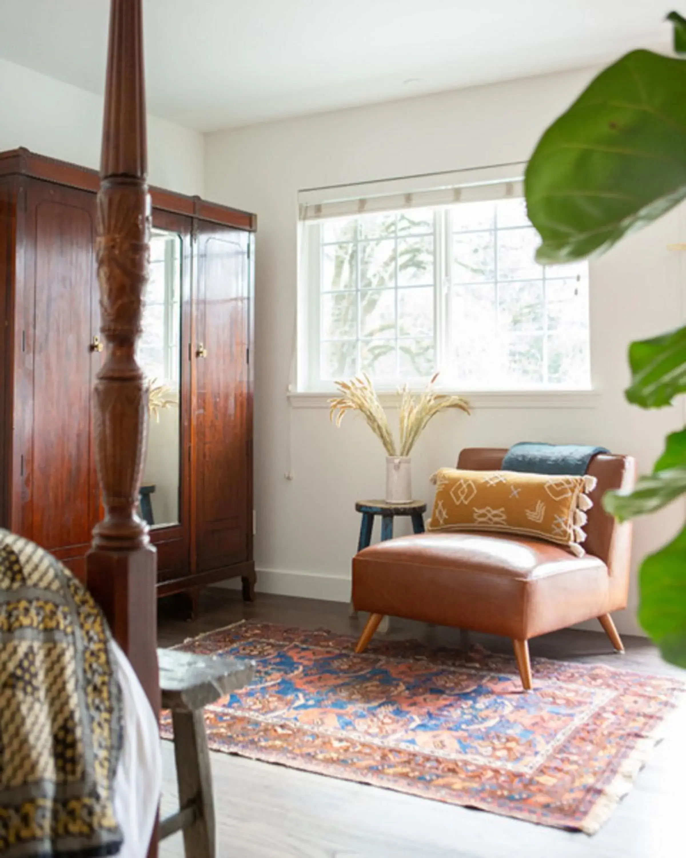 Decorative detail, Bed in RubyJune Inn Decorative detail, Bed in RubyJune Inn
