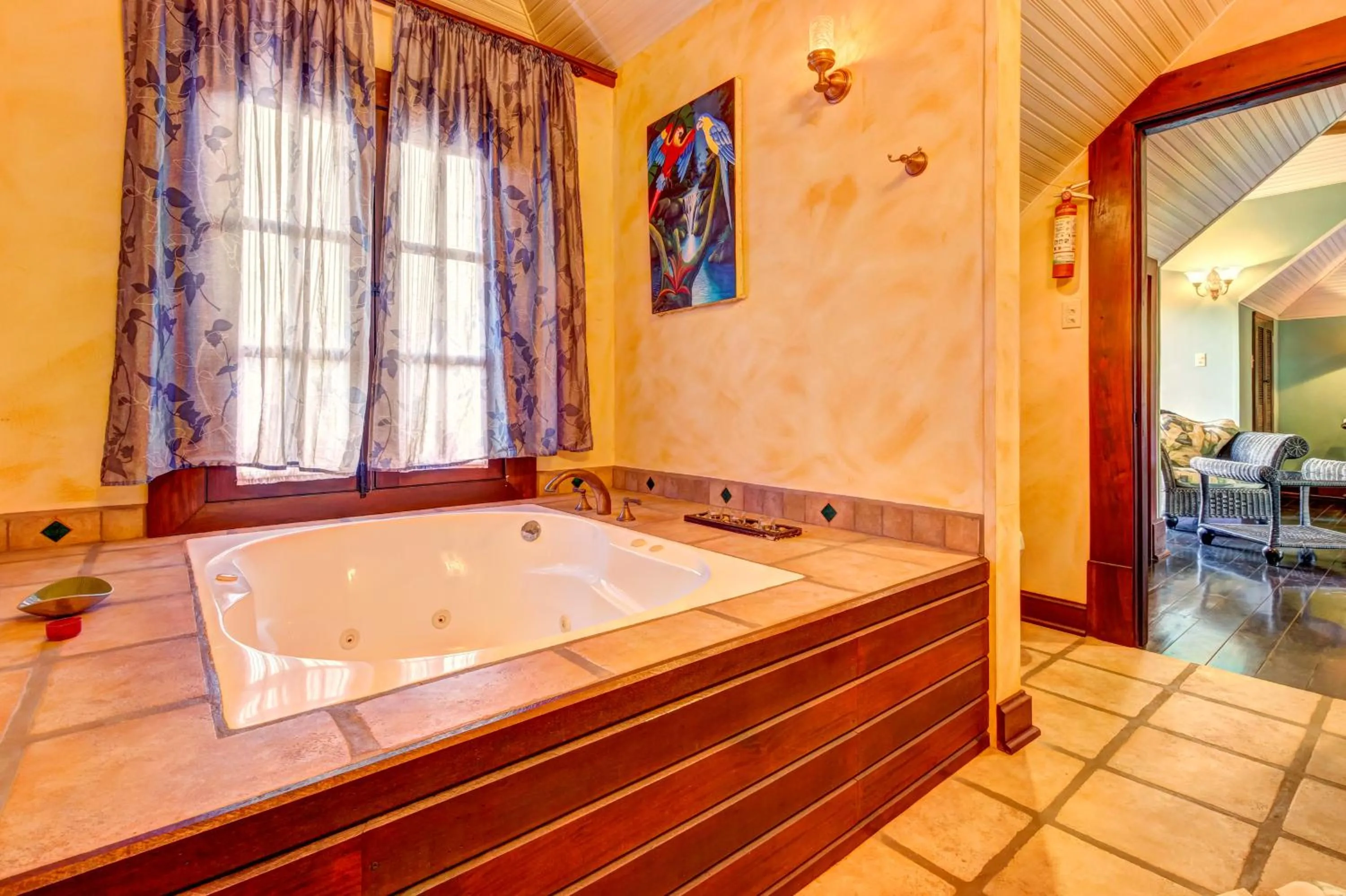 Toucan Suite @ Mahogany Hall