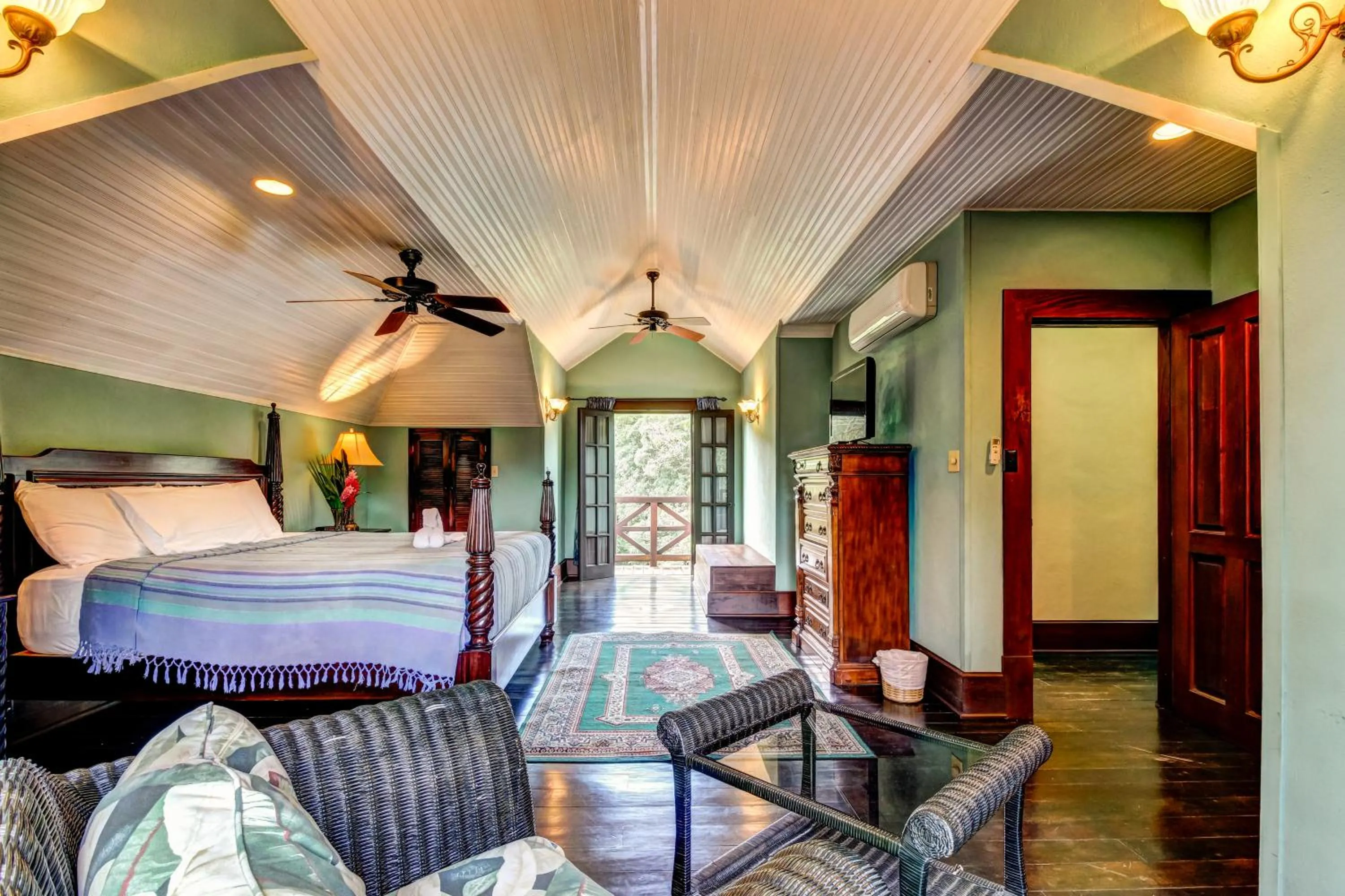 Bed in Toucan Suite @ Mahogany Hall