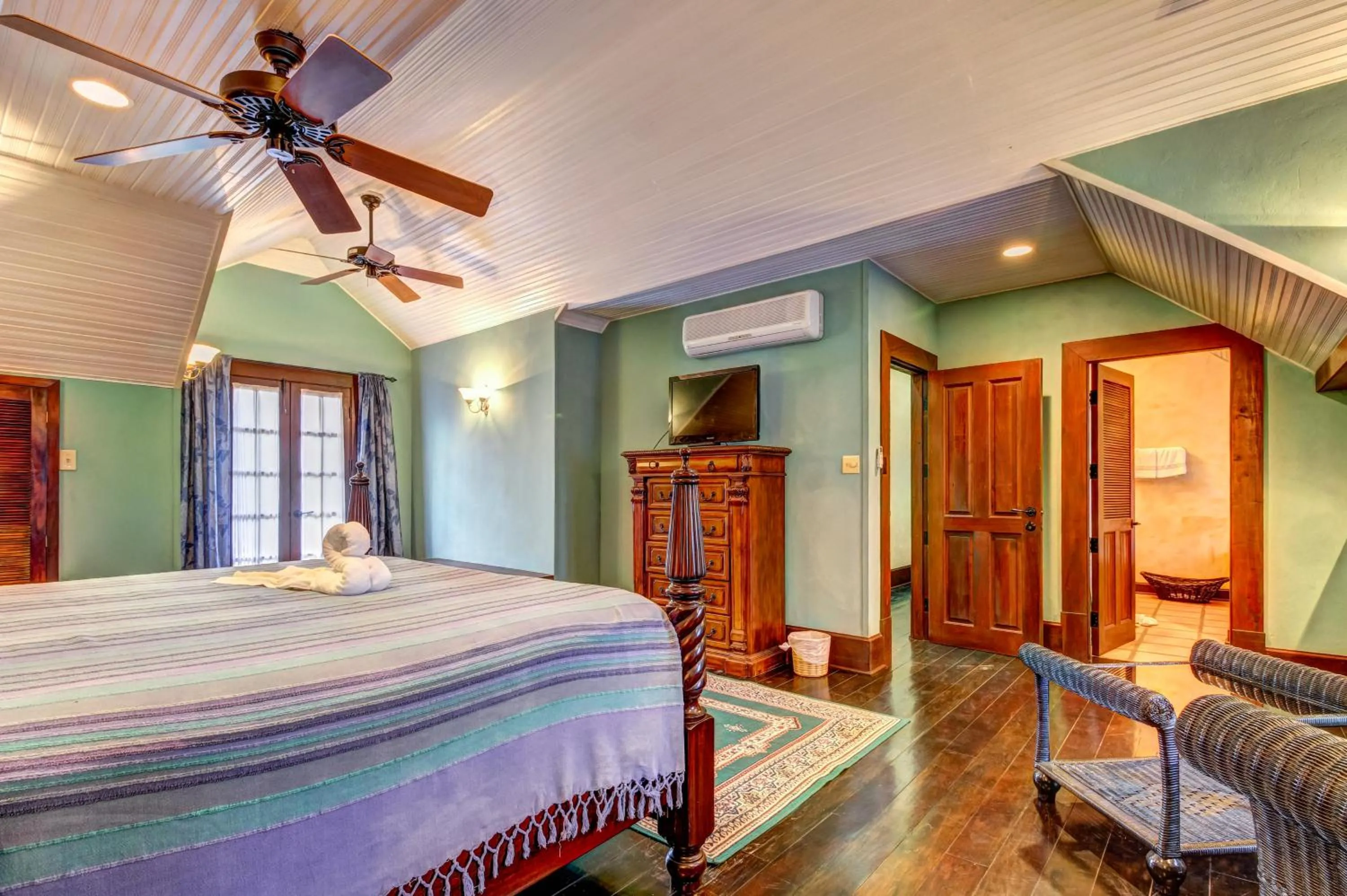 Bed in Toucan Suite @ Mahogany Hall