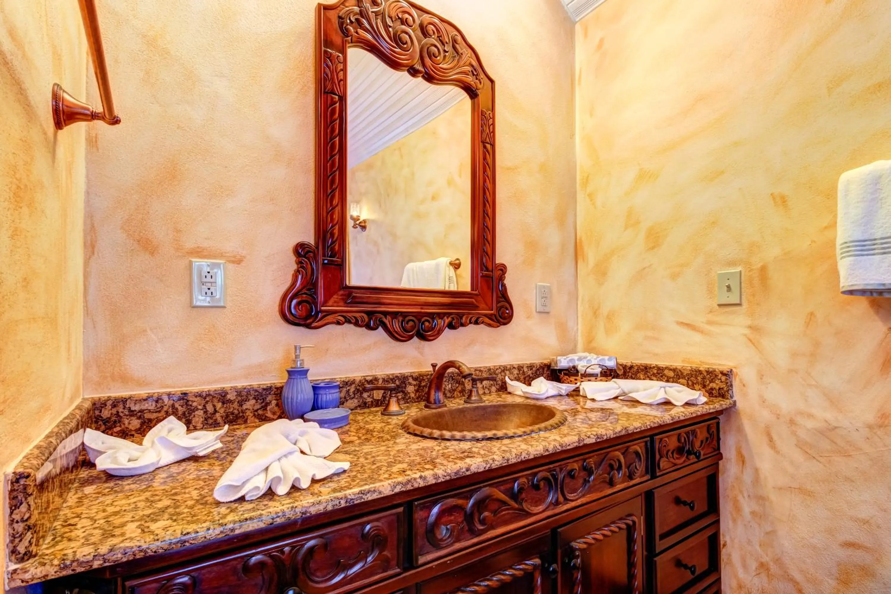 Toucan Suite @ Mahogany Hall