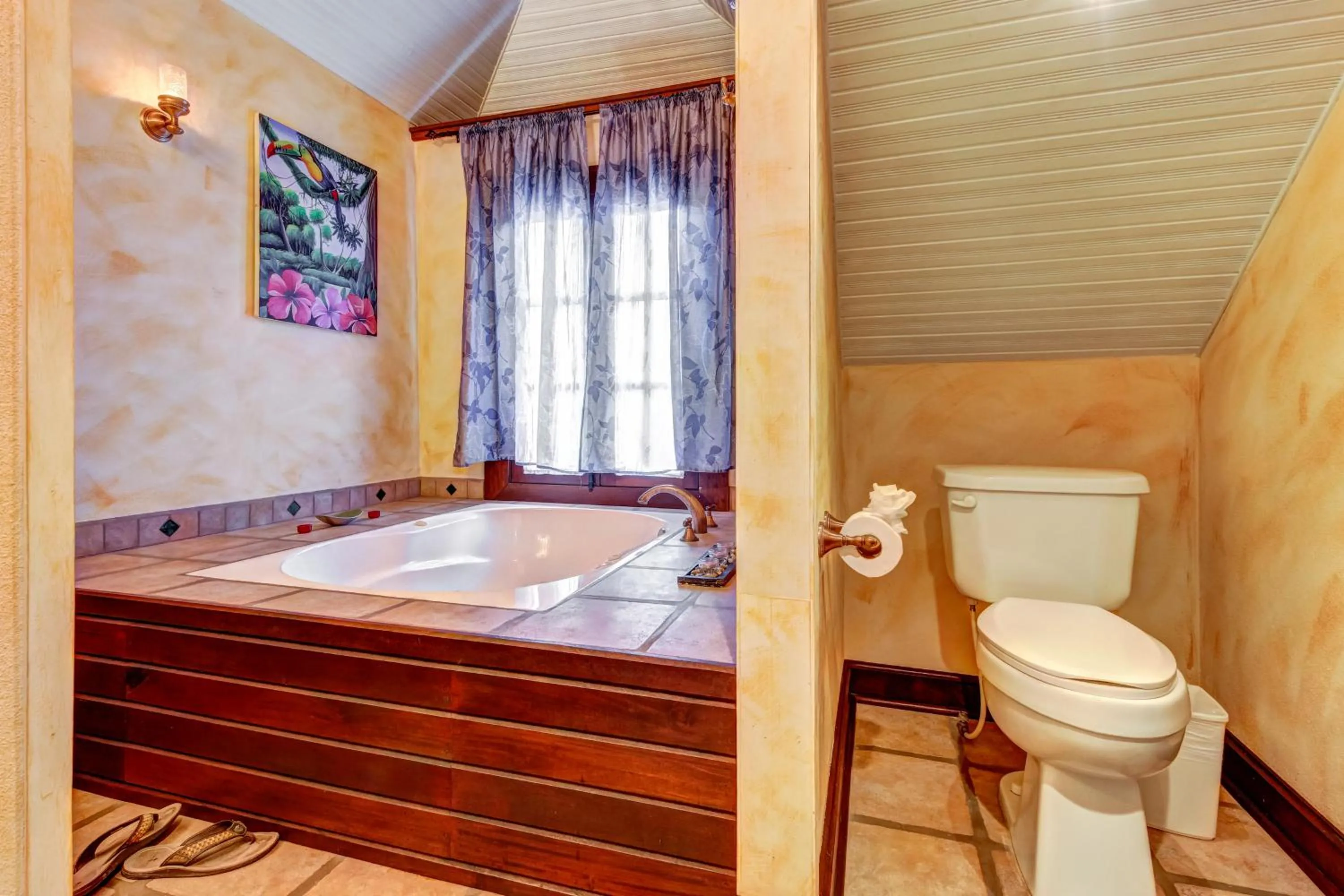 Toucan Suite @ Mahogany Hall