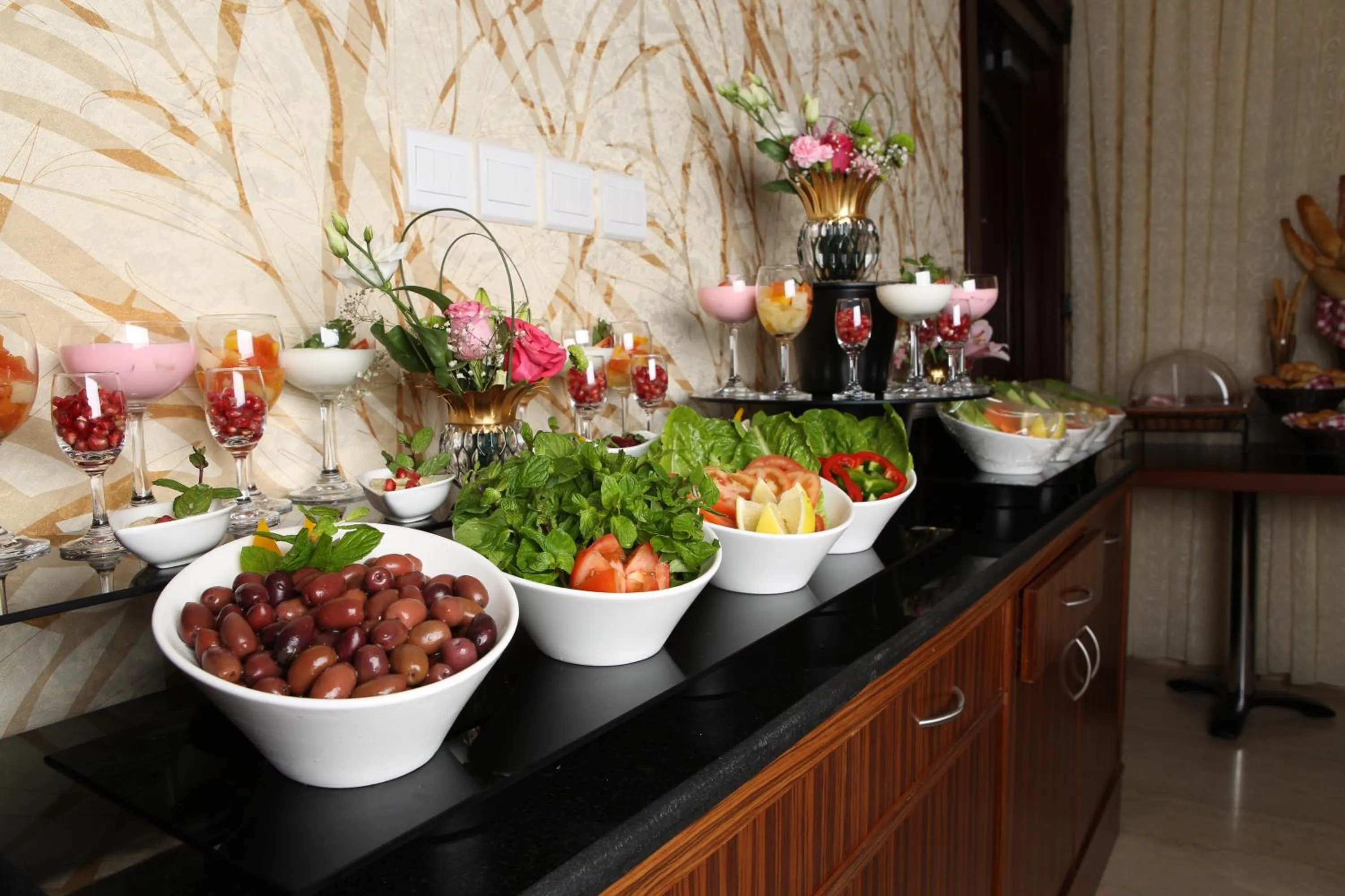 Restaurant/places to eat in Sun Park Hotel Suites