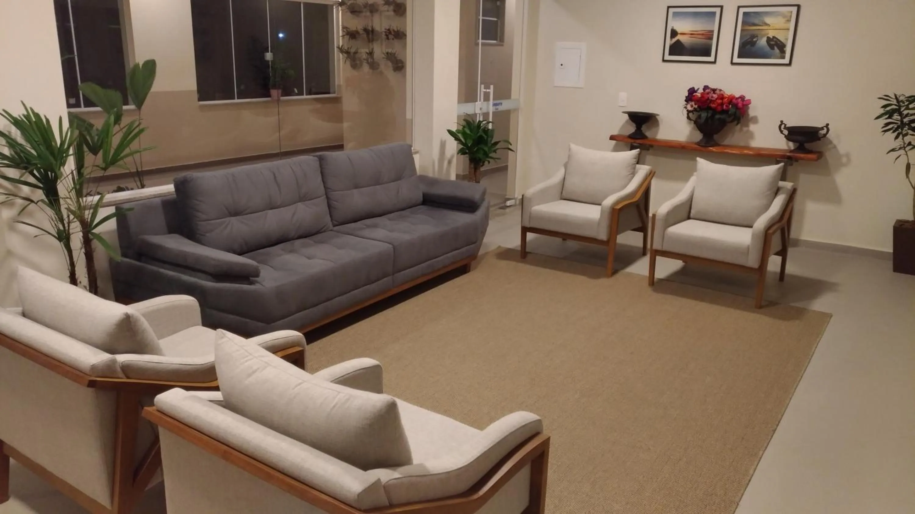 Communal lounge/ TV room in Paracambi Top Hotel