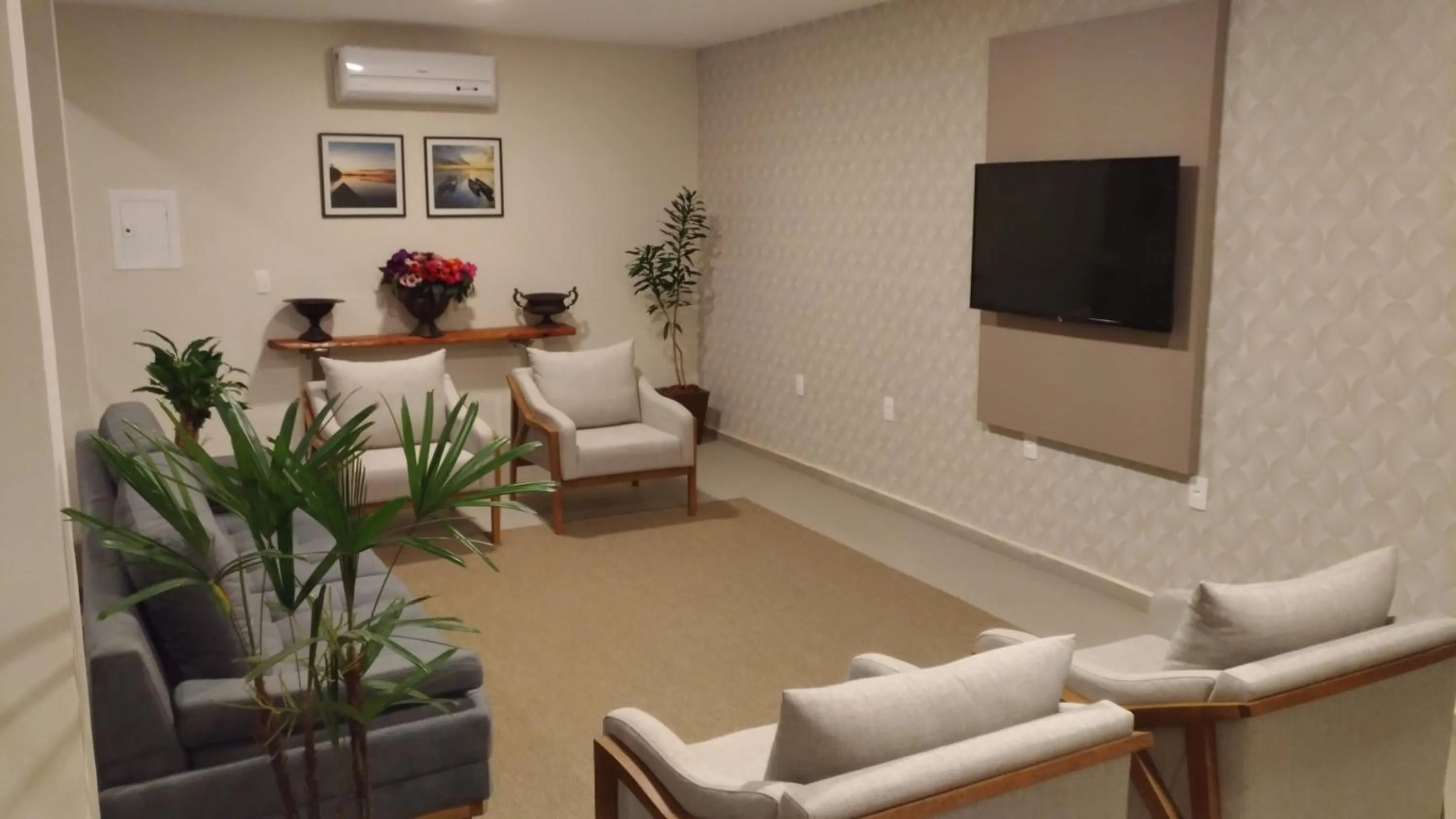 Communal lounge/ TV room in Paracambi Top Hotel