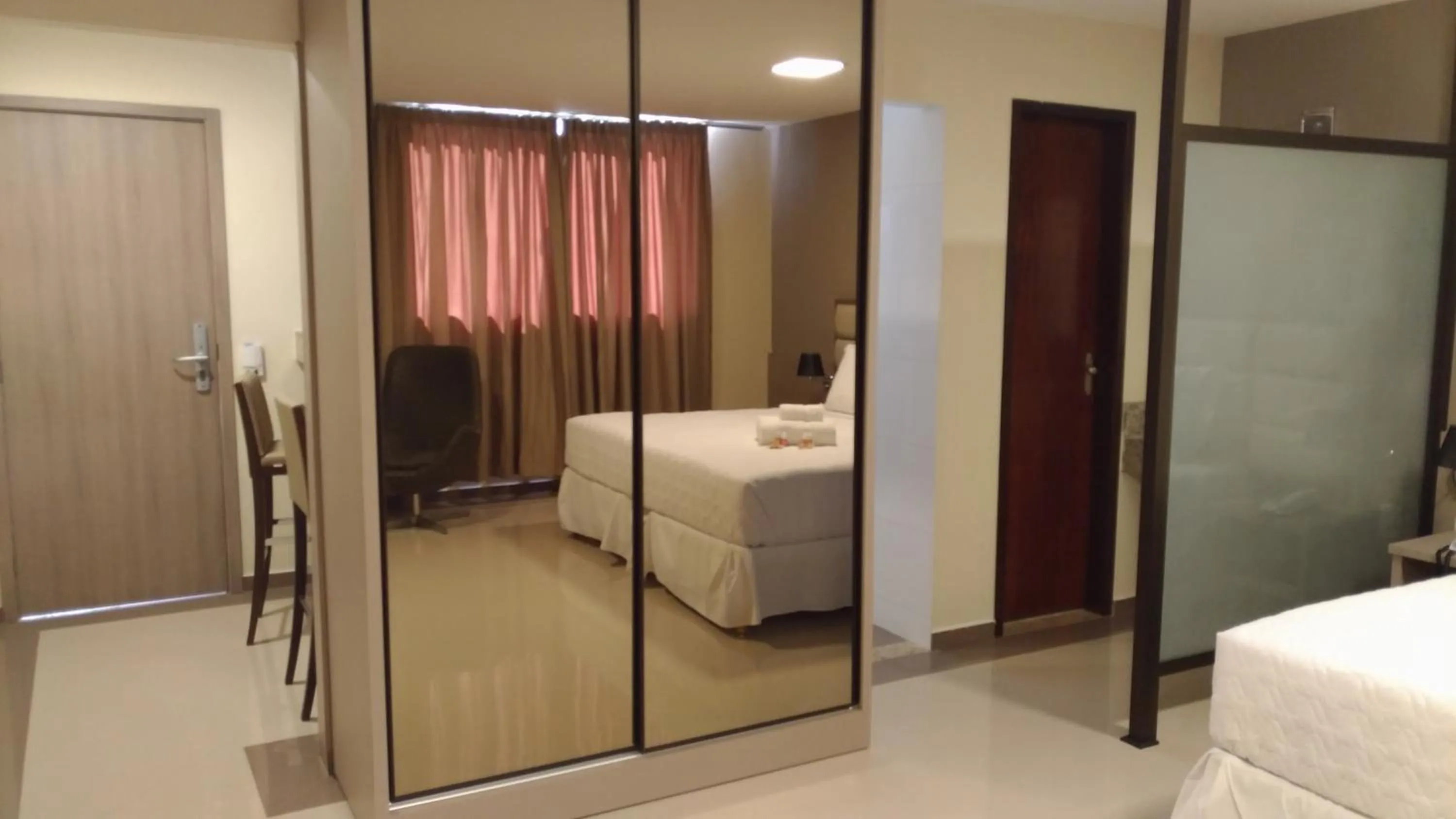 Bathroom, Bed in Paracambi Top Hotel