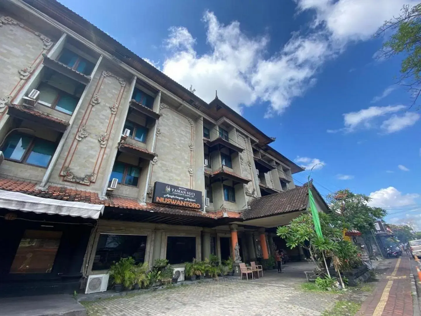 Property building in Urbanview Hotel Taman Suci Denpasar Bali Property building in Urbanview Hotel Taman Suci Denpasar Bali