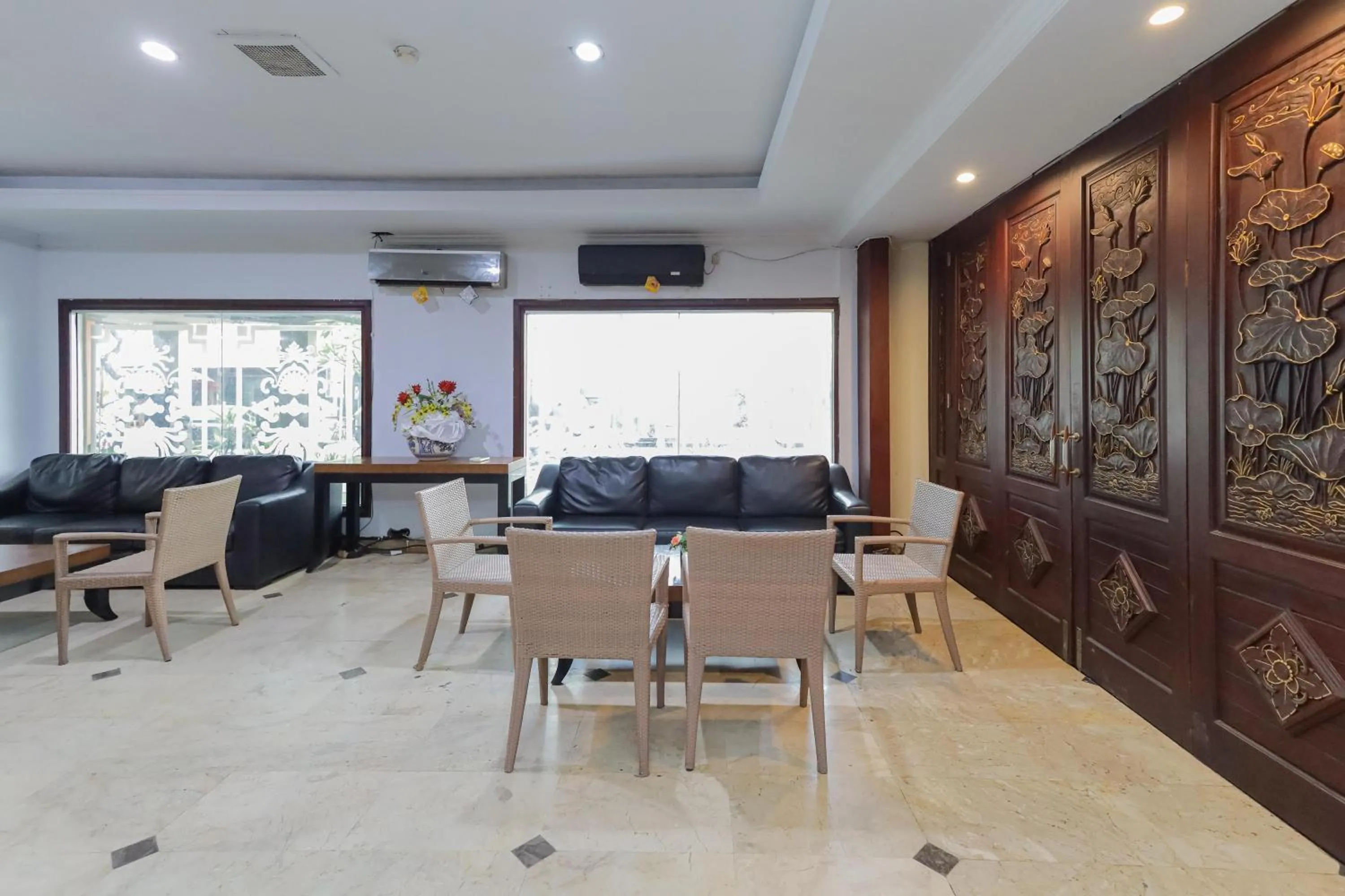 Seating area in Urbanview Hotel Taman Suci Denpasar Bali