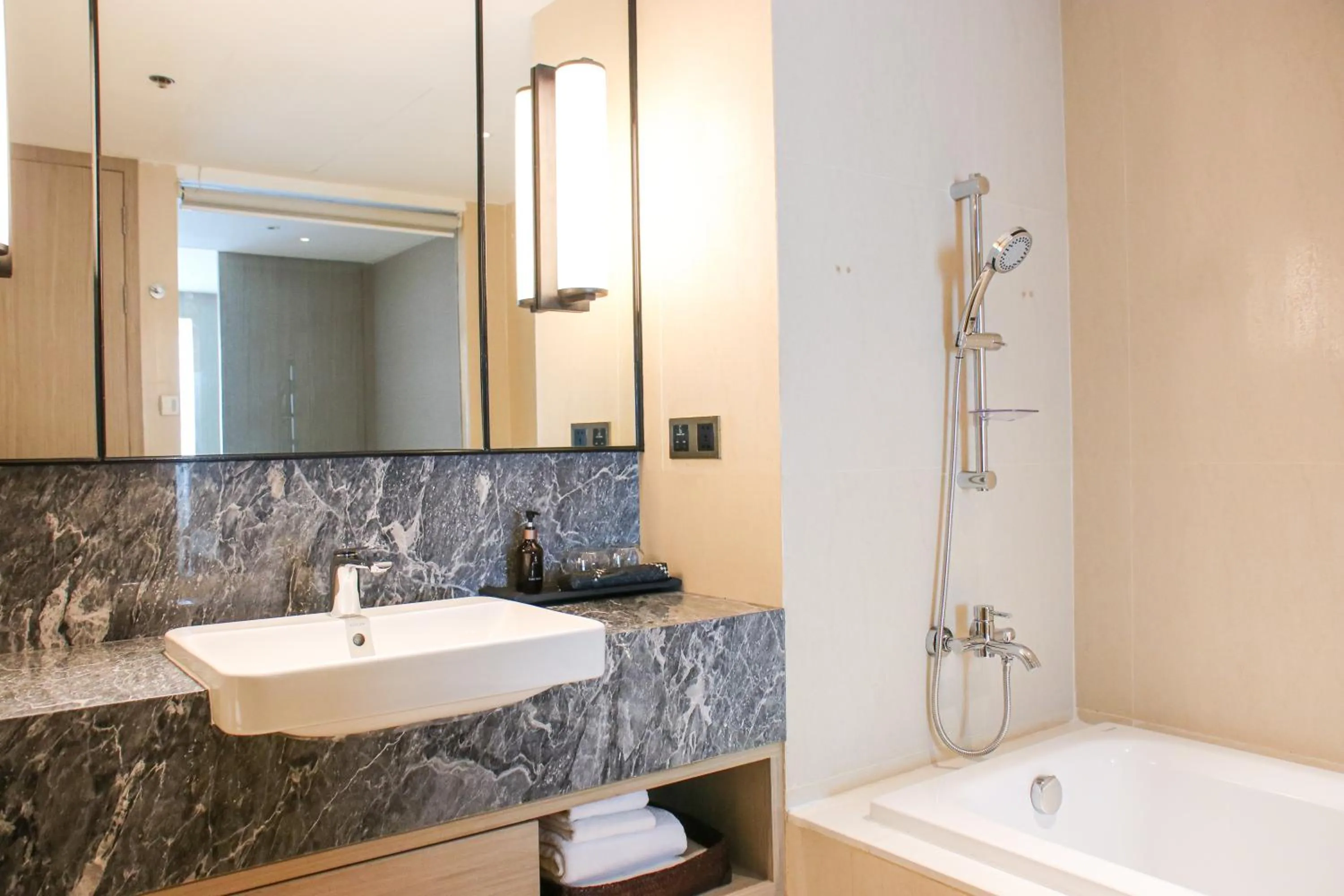 Shower in Sivatel Bangkok Hotel