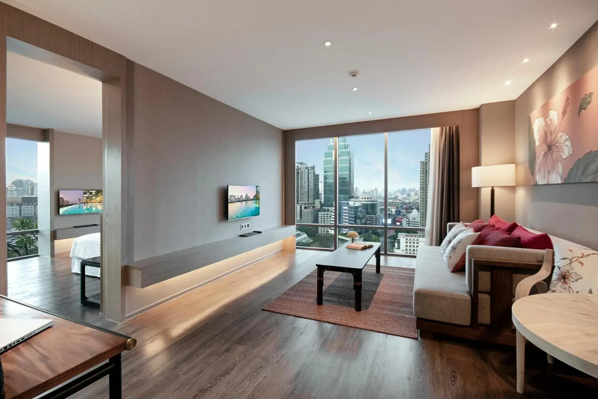 TV and multimedia, Bed in Sivatel Bangkok Hotel TV and multimedia, Bed in Sivatel Bangkok Hotel