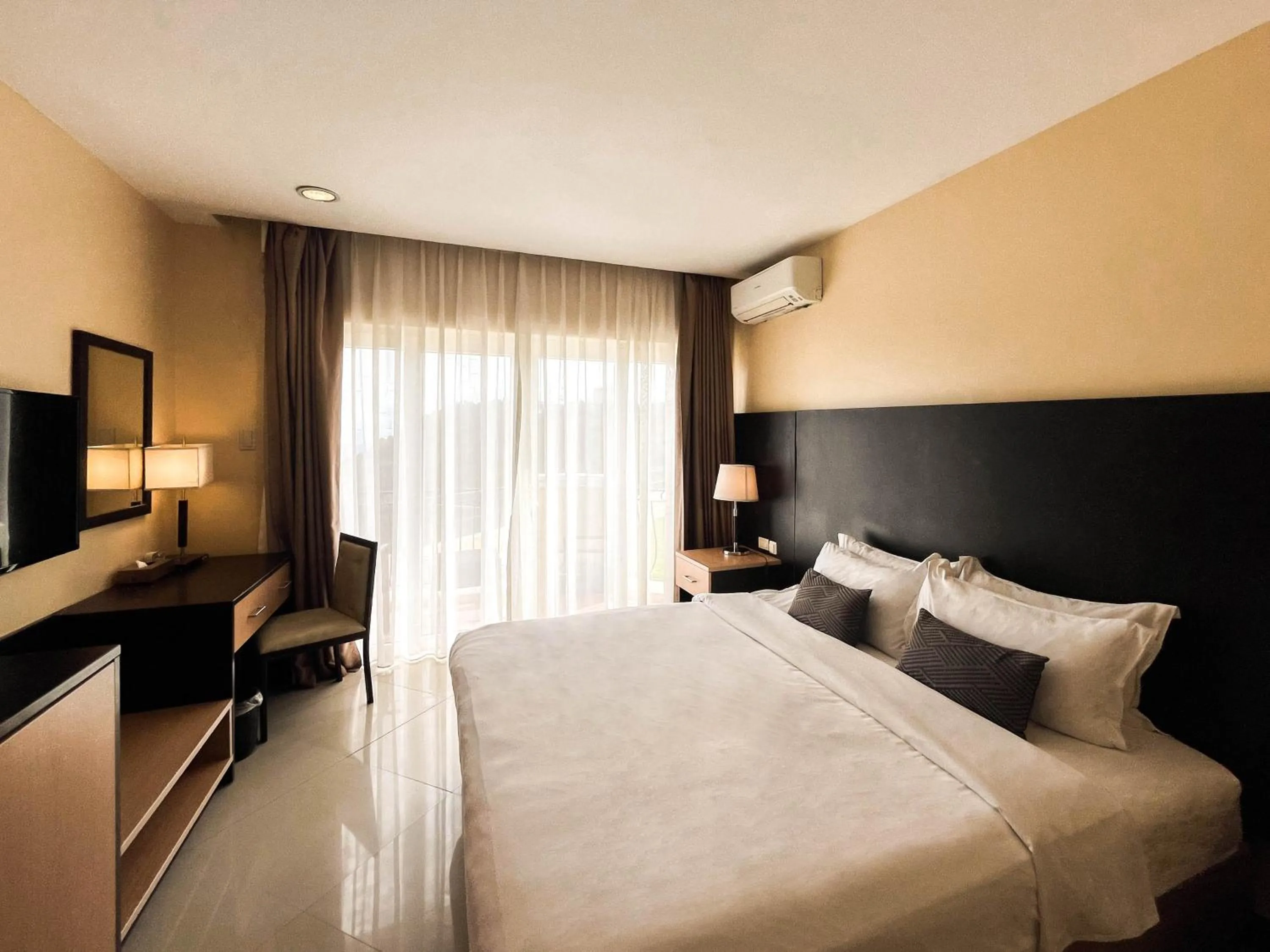 Bed in The Lake Hotel Tagaytay