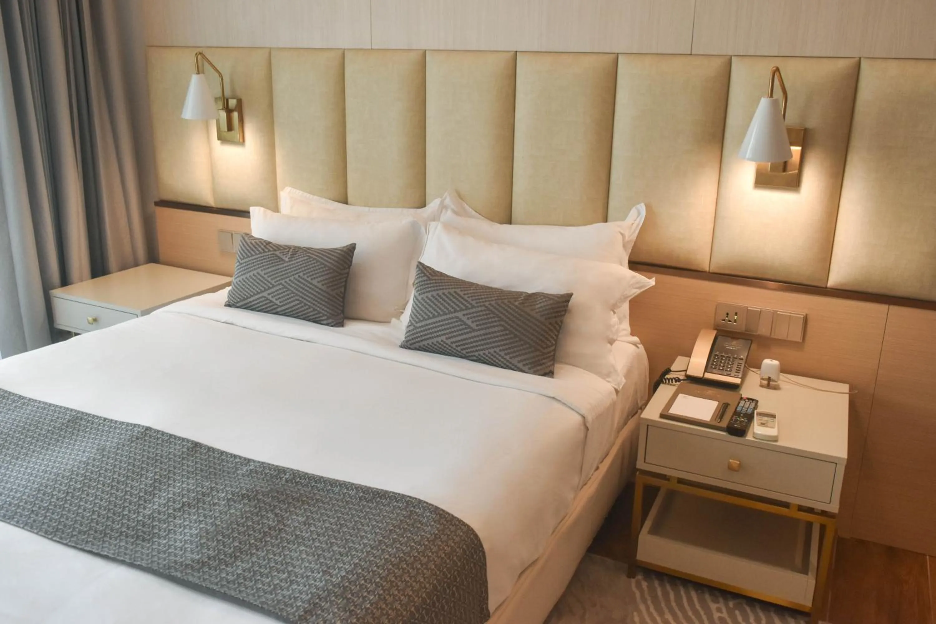 Bed in The Lake Hotel Tagaytay