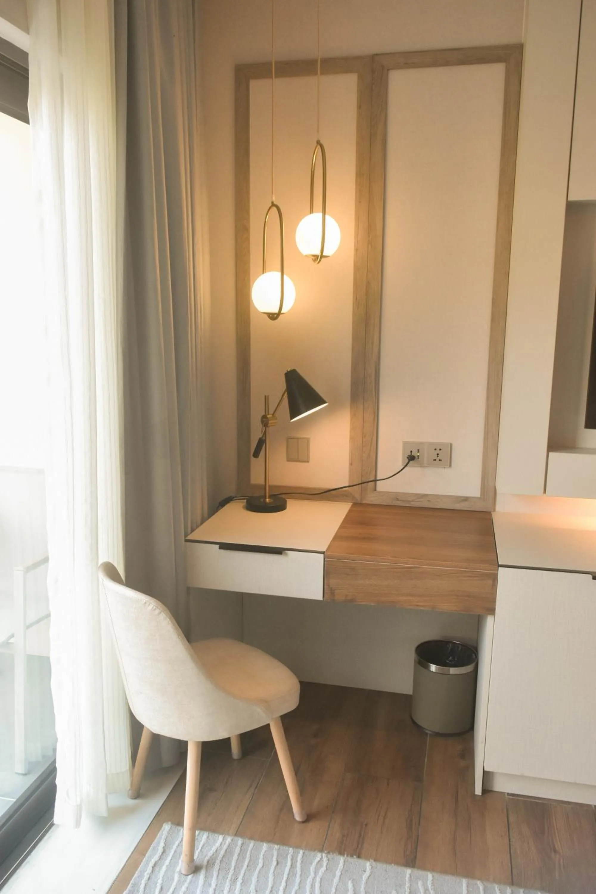 Bed in The Lake Hotel Tagaytay