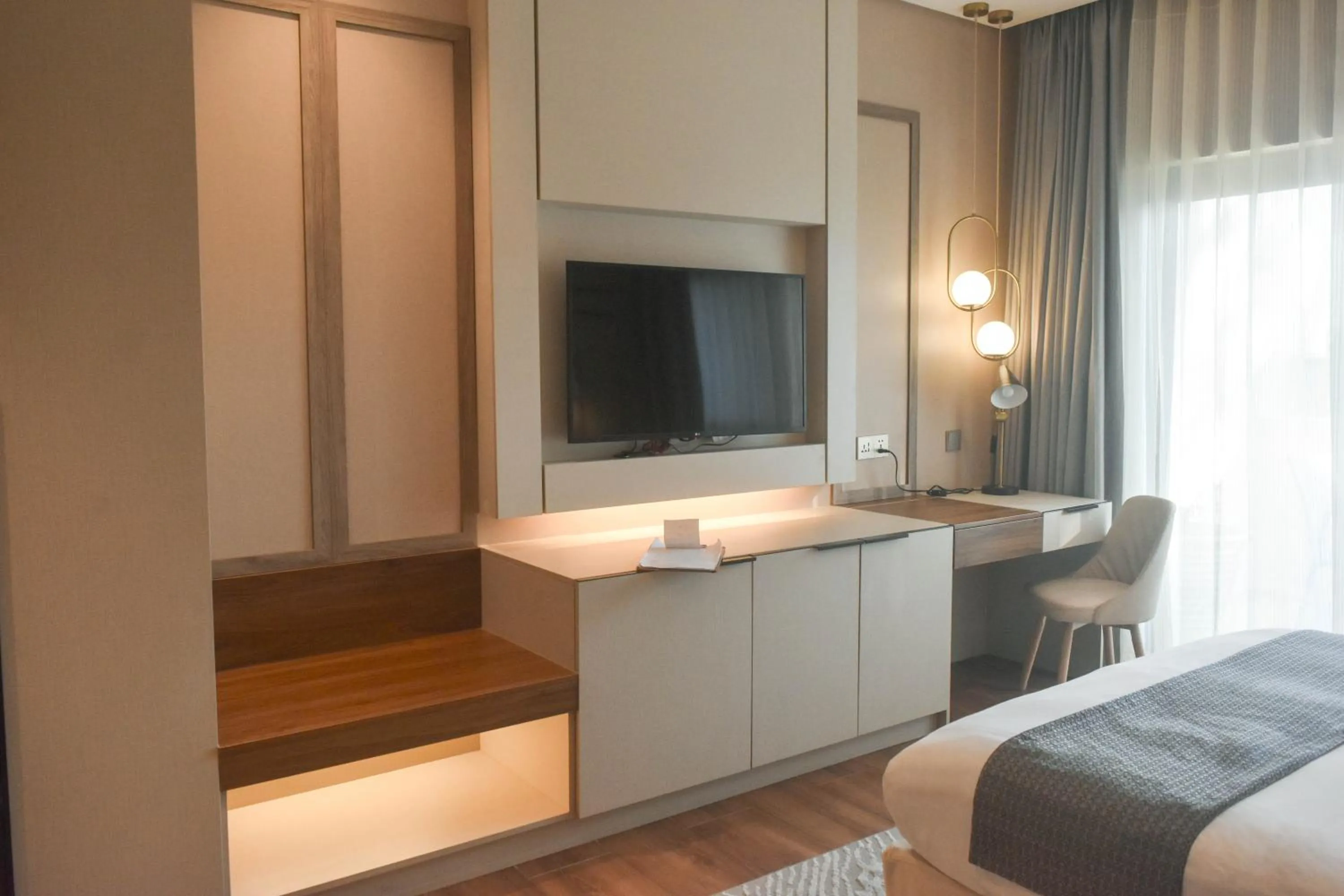 Bed in The Lake Hotel Tagaytay