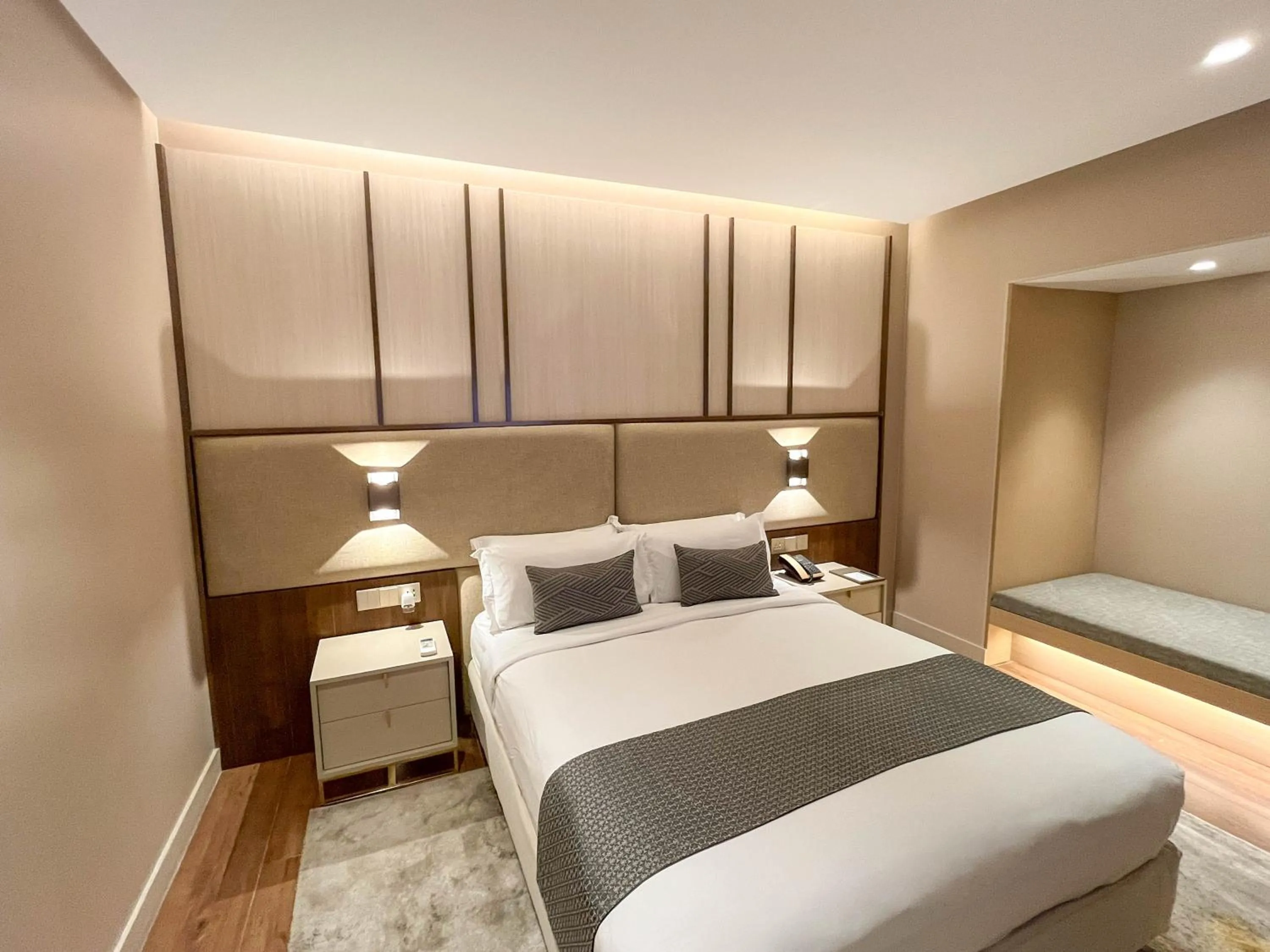 Bed in The Lake Hotel Tagaytay