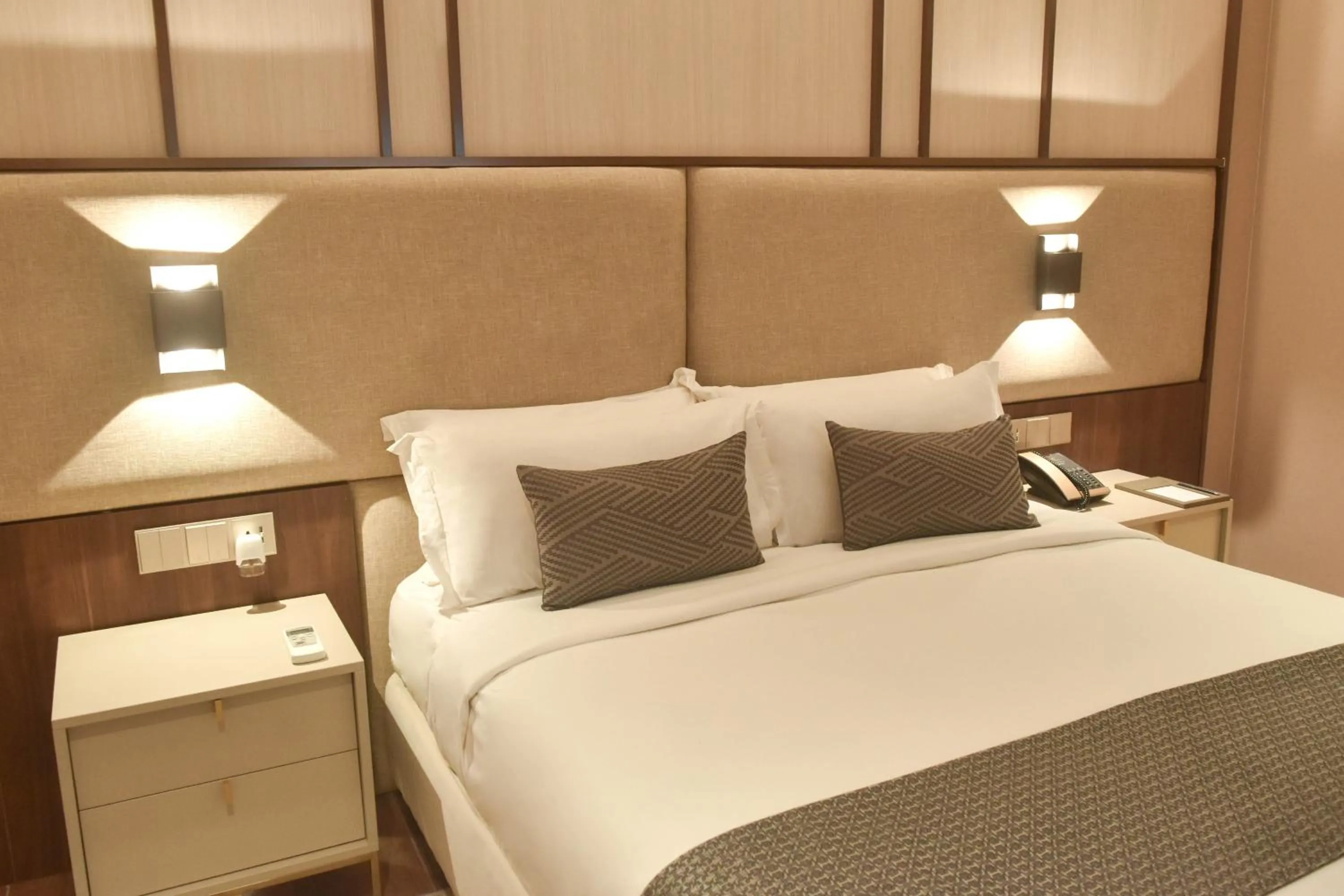 Bed in The Lake Hotel Tagaytay