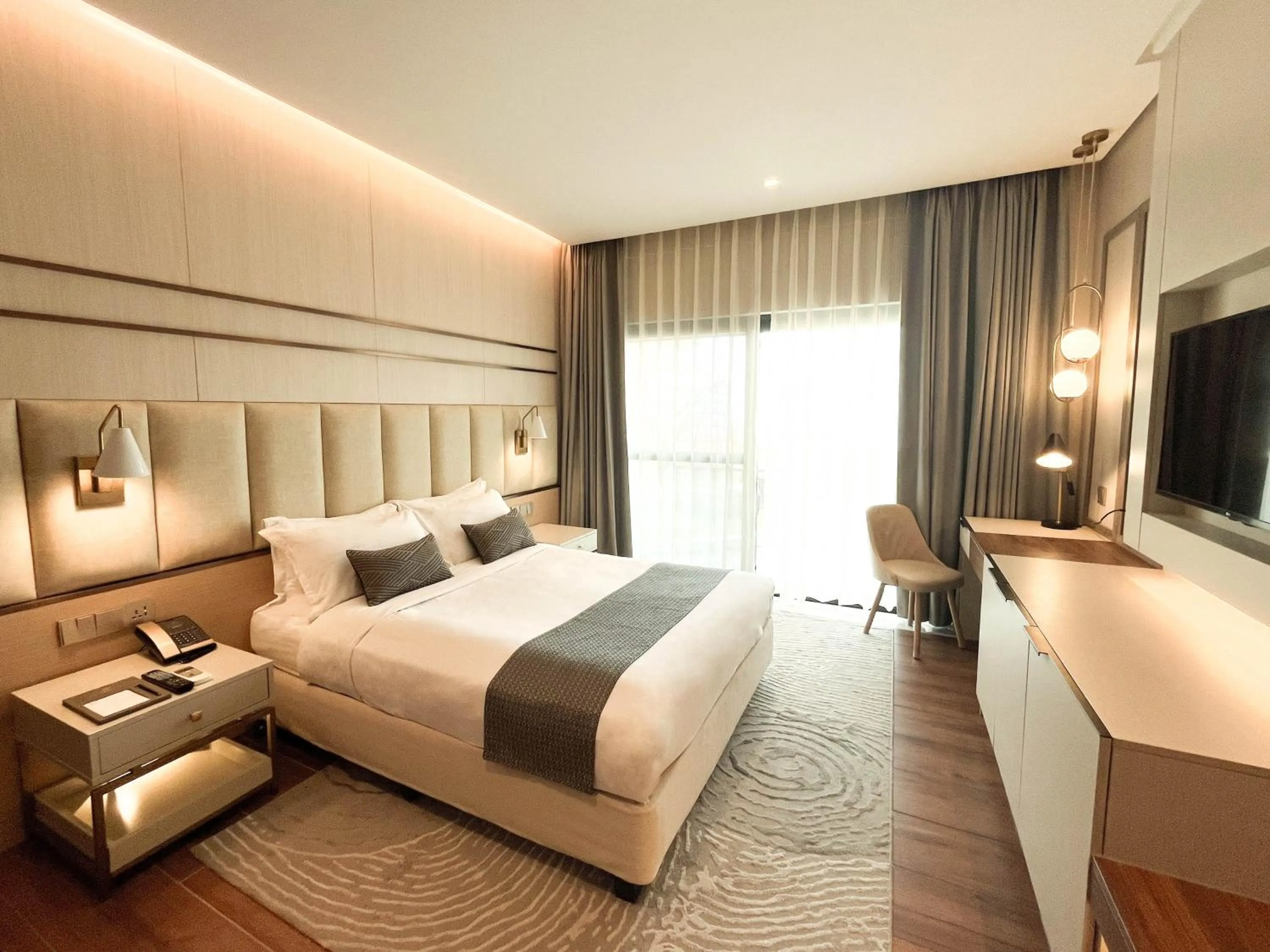 Bed in The Lake Hotel Tagaytay