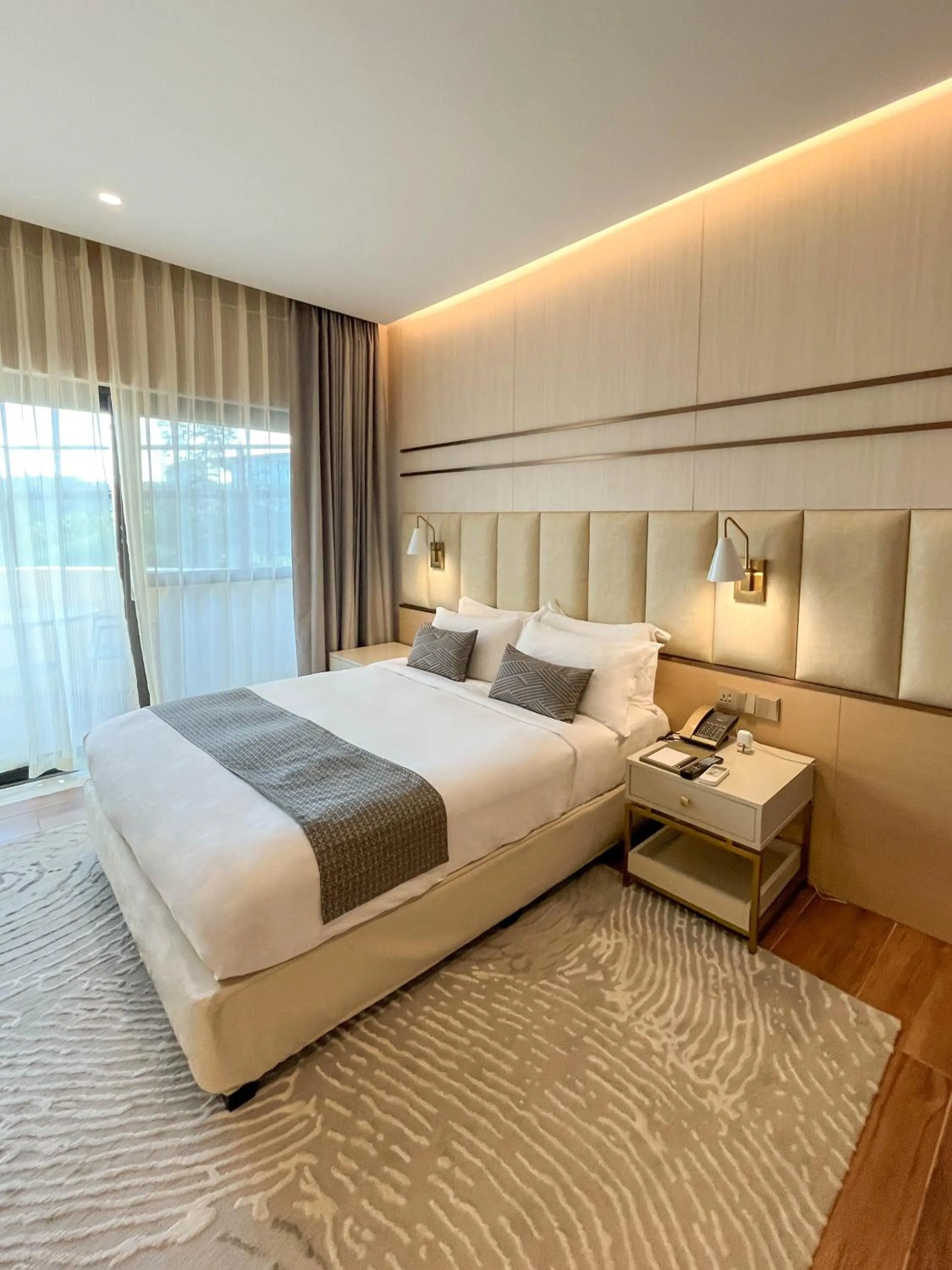 Bed in The Lake Hotel Tagaytay