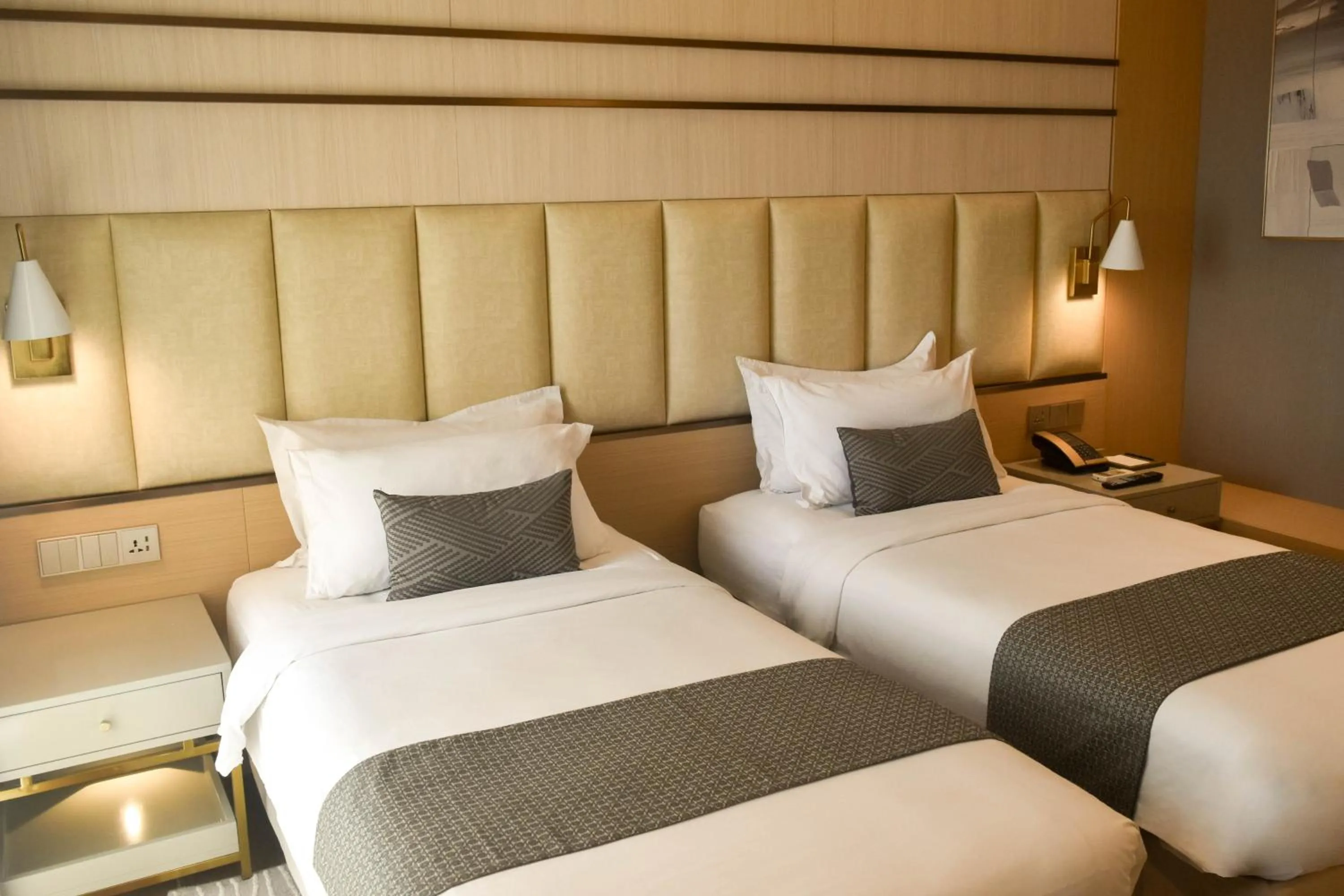 Bed in The Lake Hotel Tagaytay