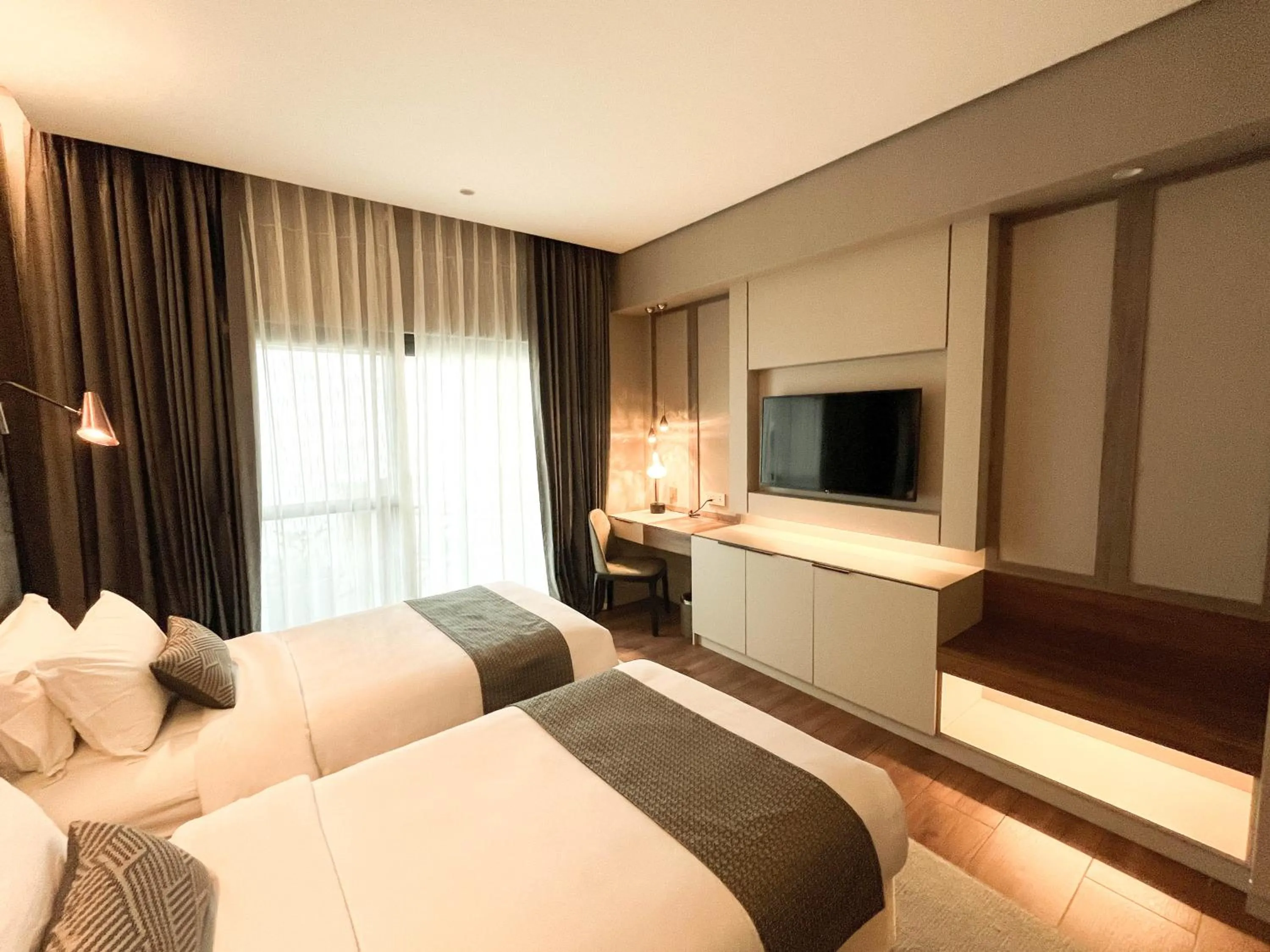 Bed in The Lake Hotel Tagaytay