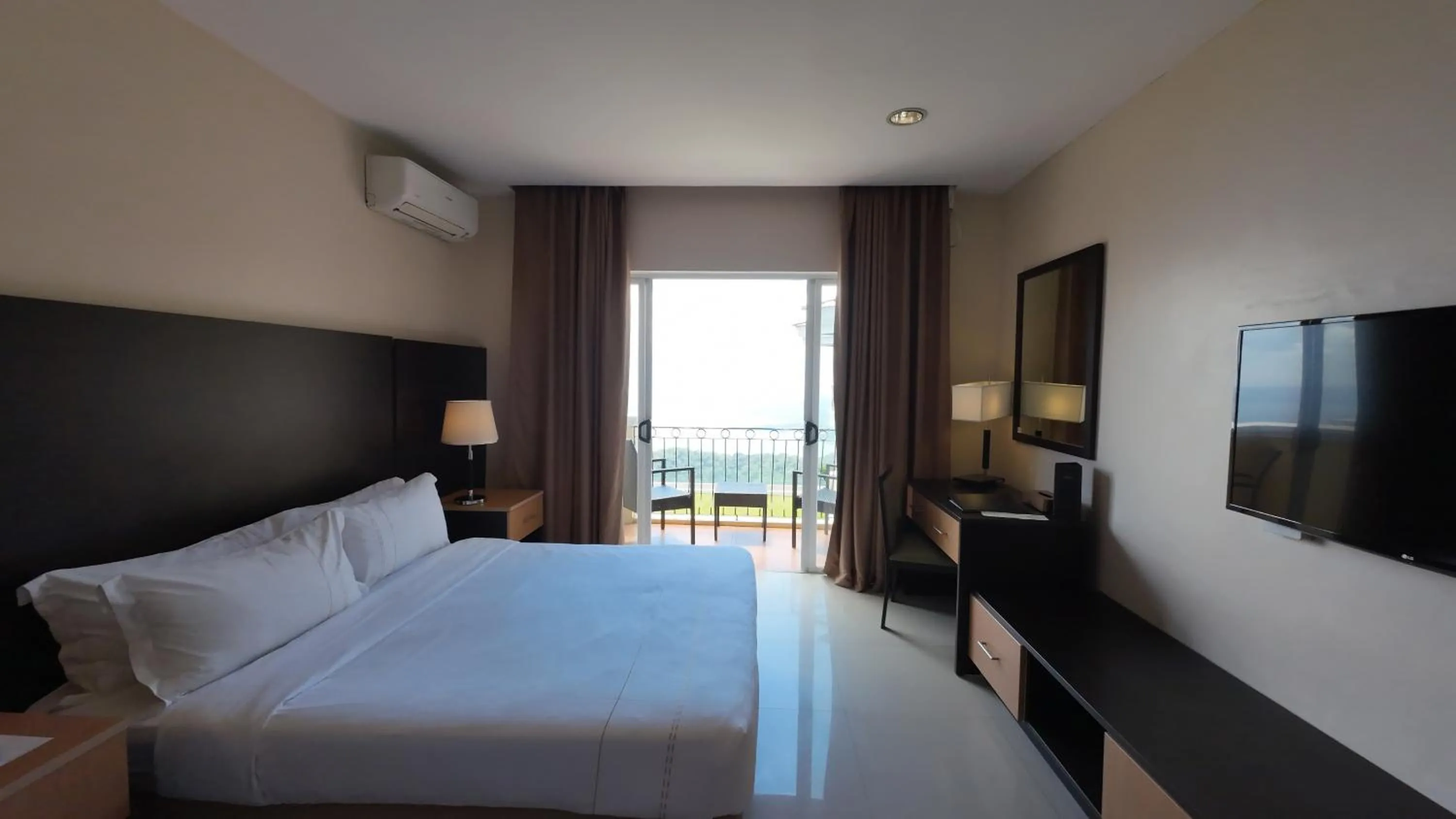 Bed in The Lake Hotel Tagaytay