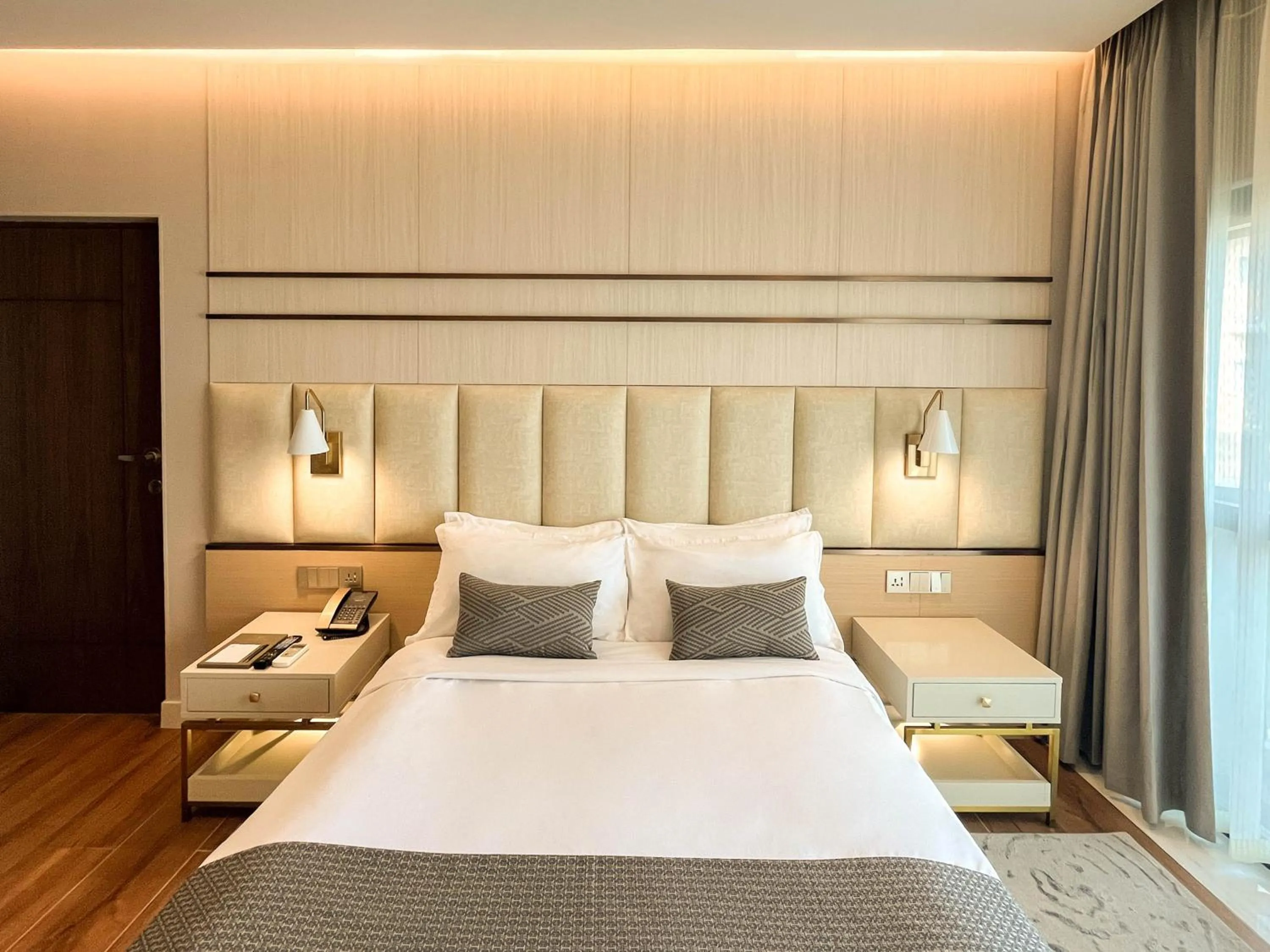 Bed in The Lake Hotel Tagaytay