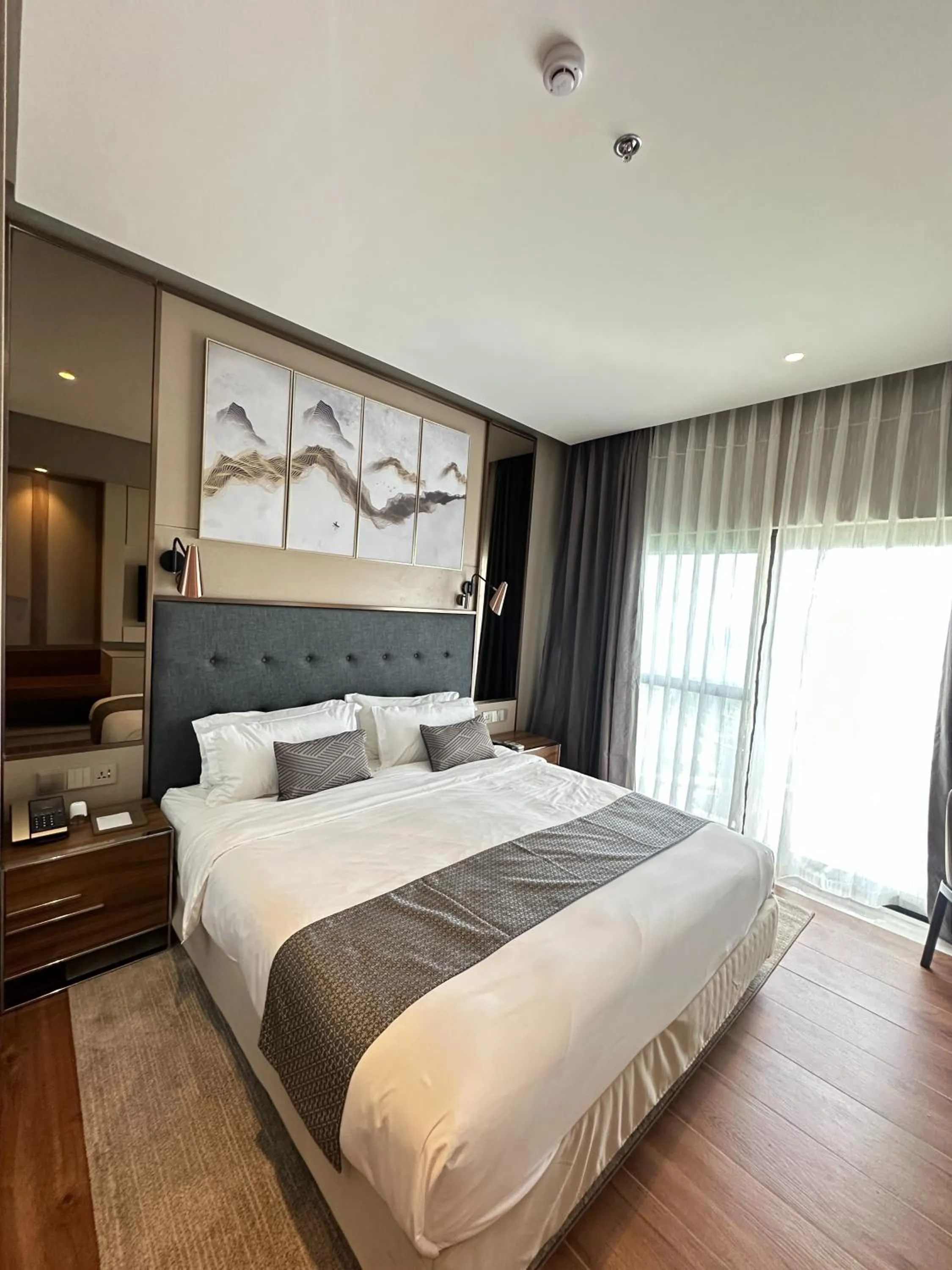 Bed in The Lake Hotel Tagaytay