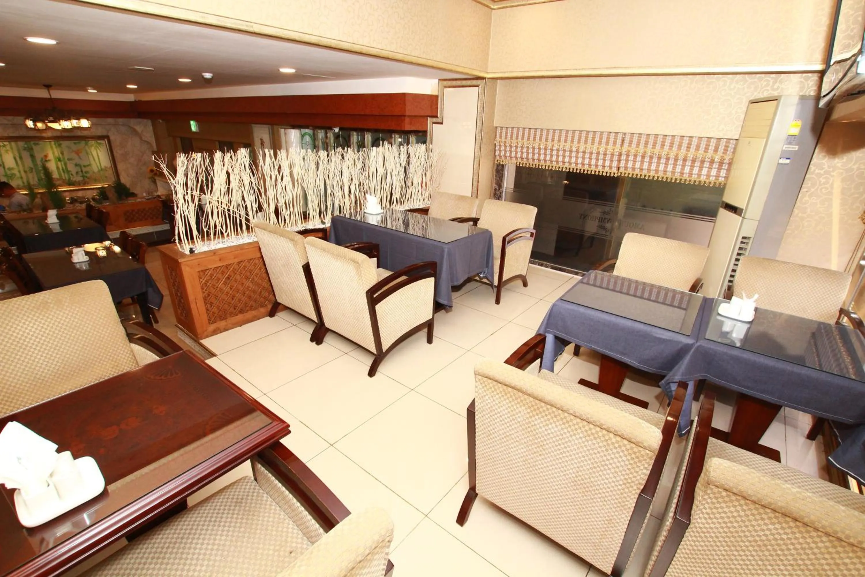 Restaurant/places to eat in Amour Hotel